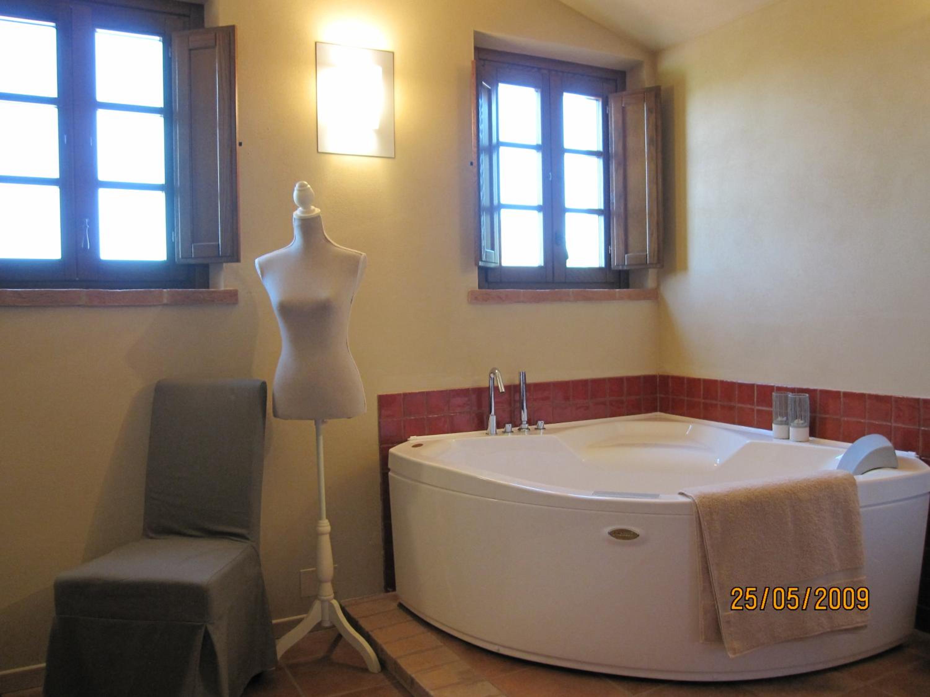 Double Room with Spa Bath - Photo 13