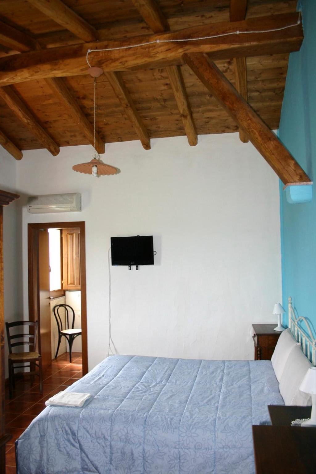 Quadruple Room with Private Bathroom