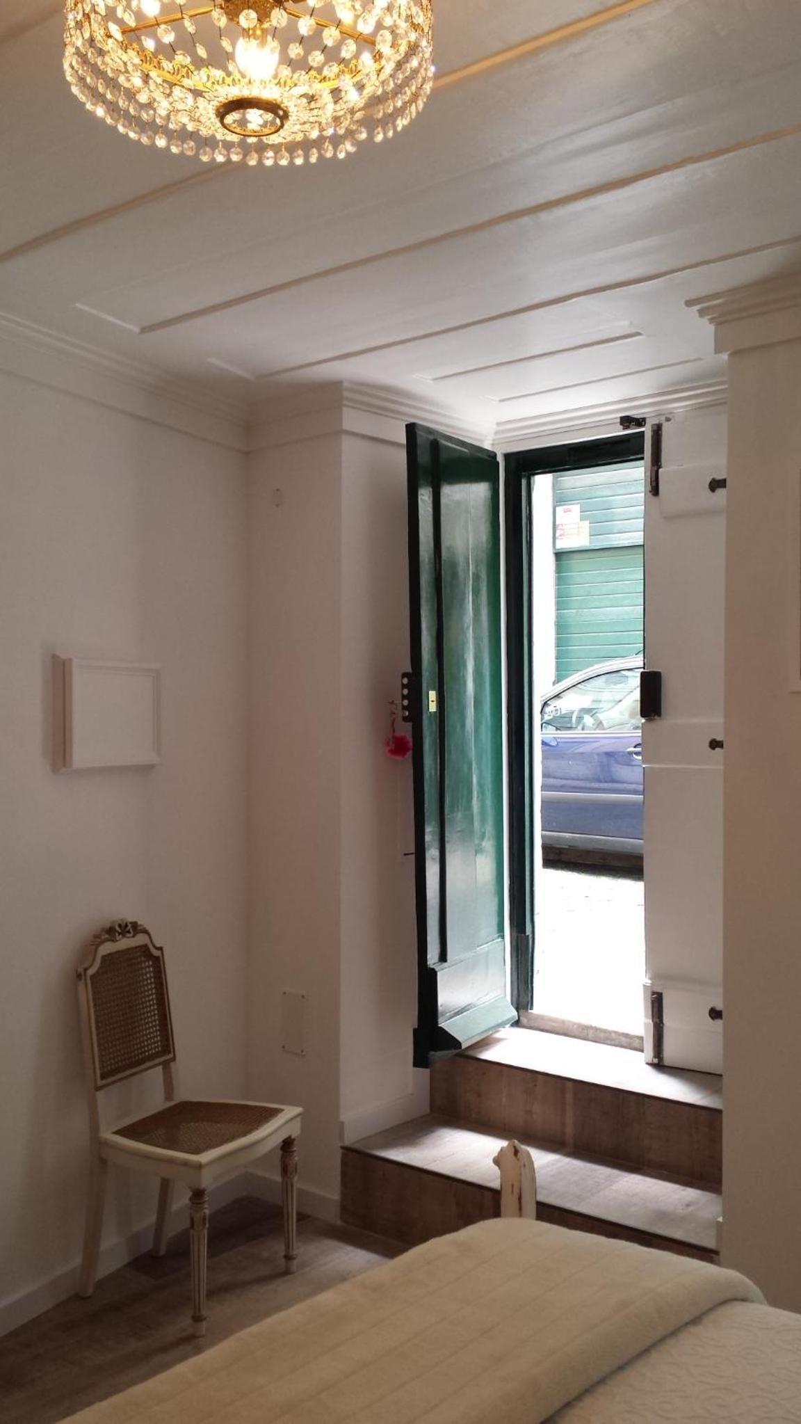 Studio Apartment - Photo 1