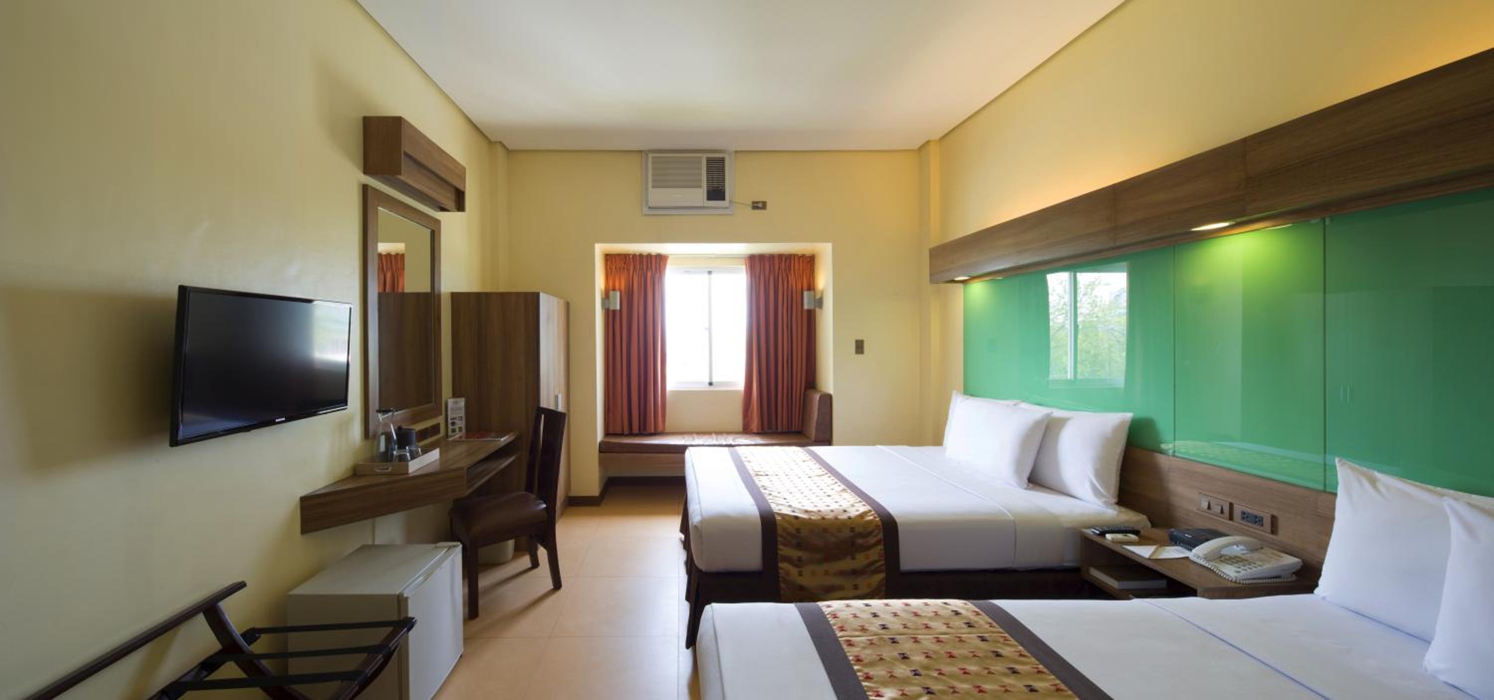 2 Queen Beds Room photo 3