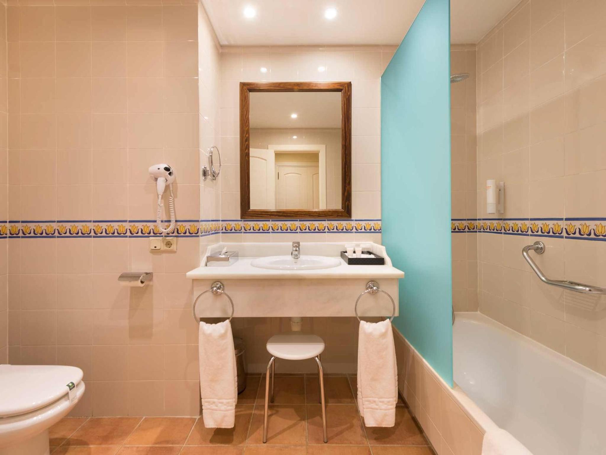 Habitación Doble con Sofá (3 Adultos) Habitación Doble con Sofá (3 Adultos)
