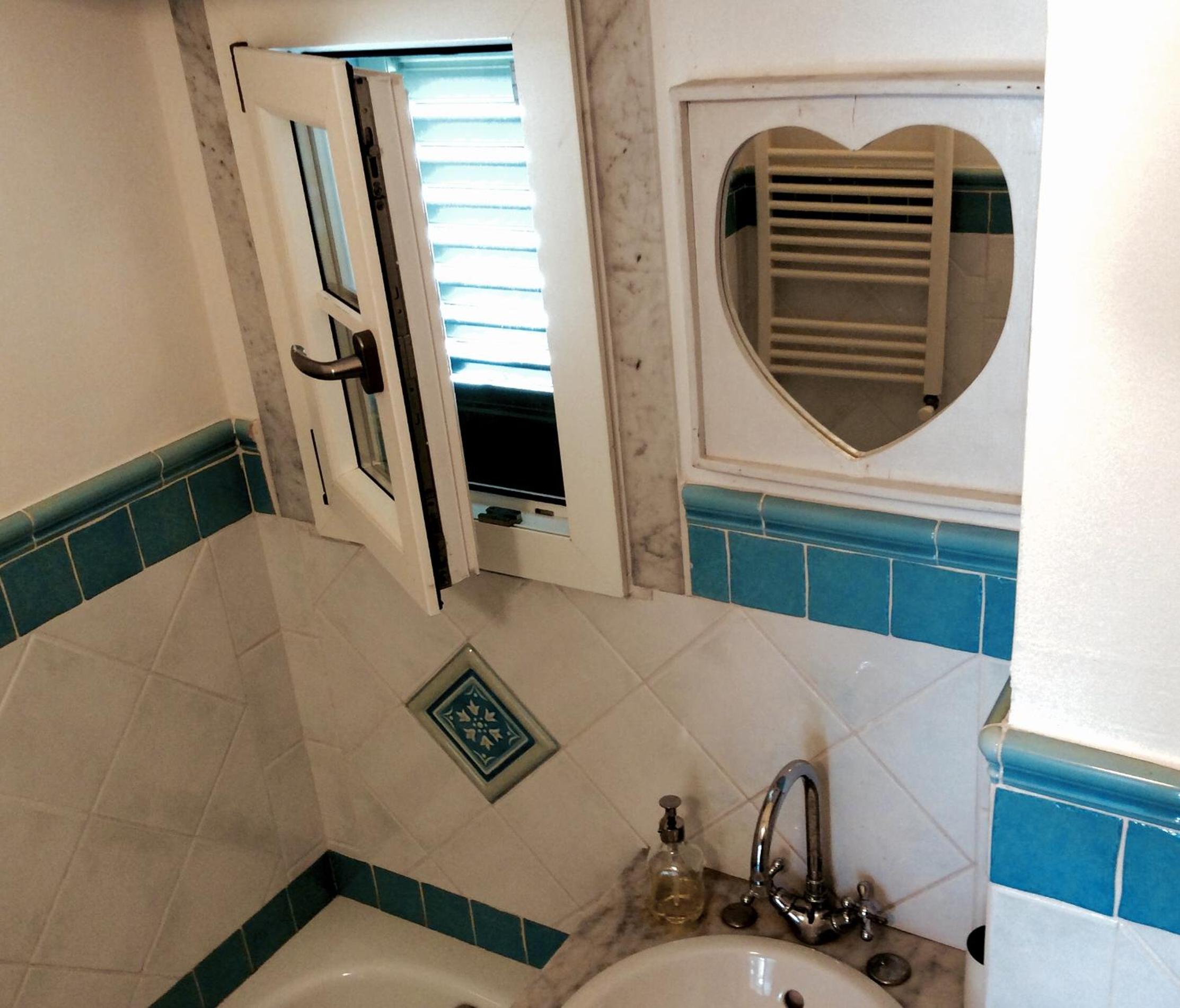 Deluxe Double Room (2 Adults + 1 Child) photo 3