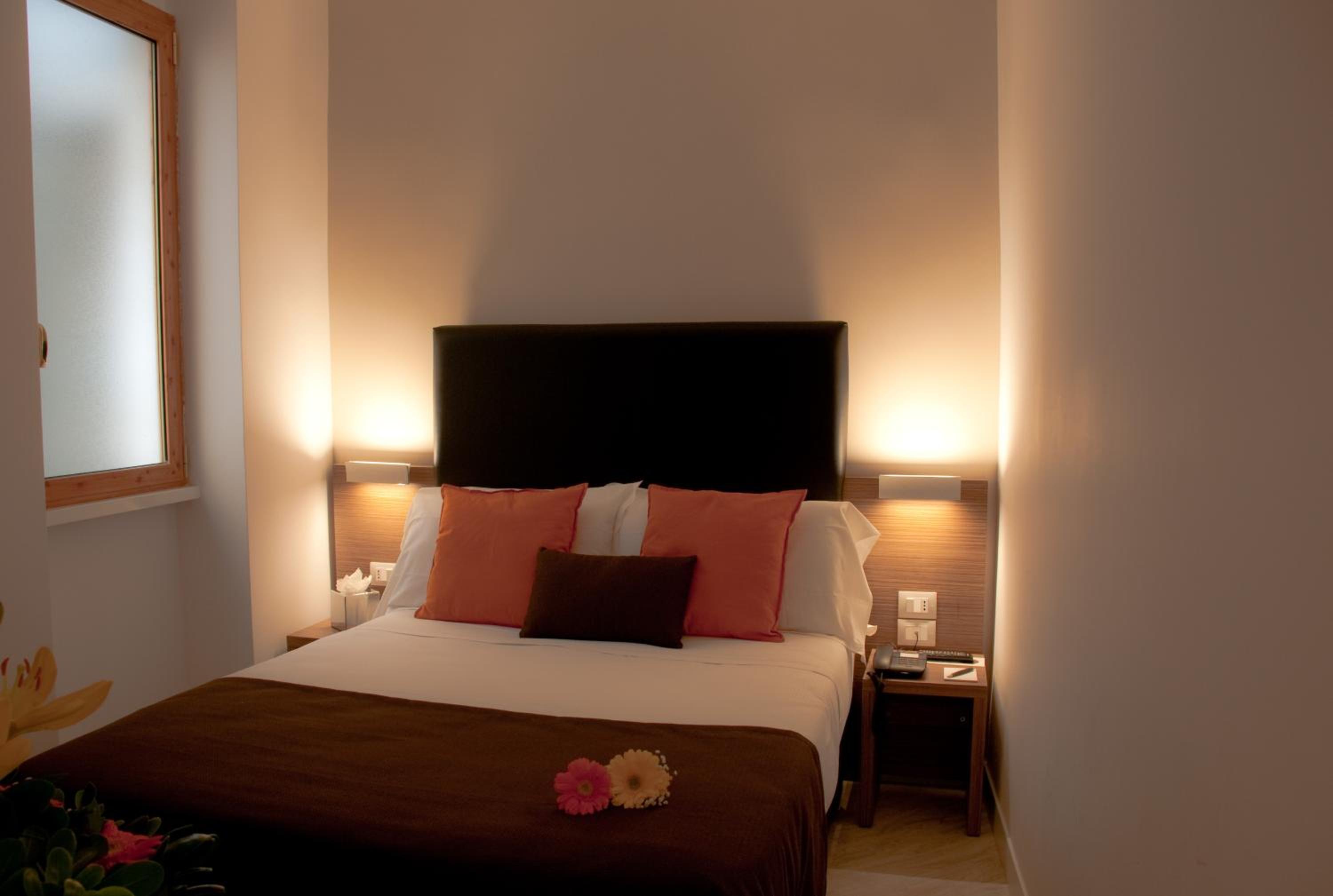 Economy Double Room thumbnail 6