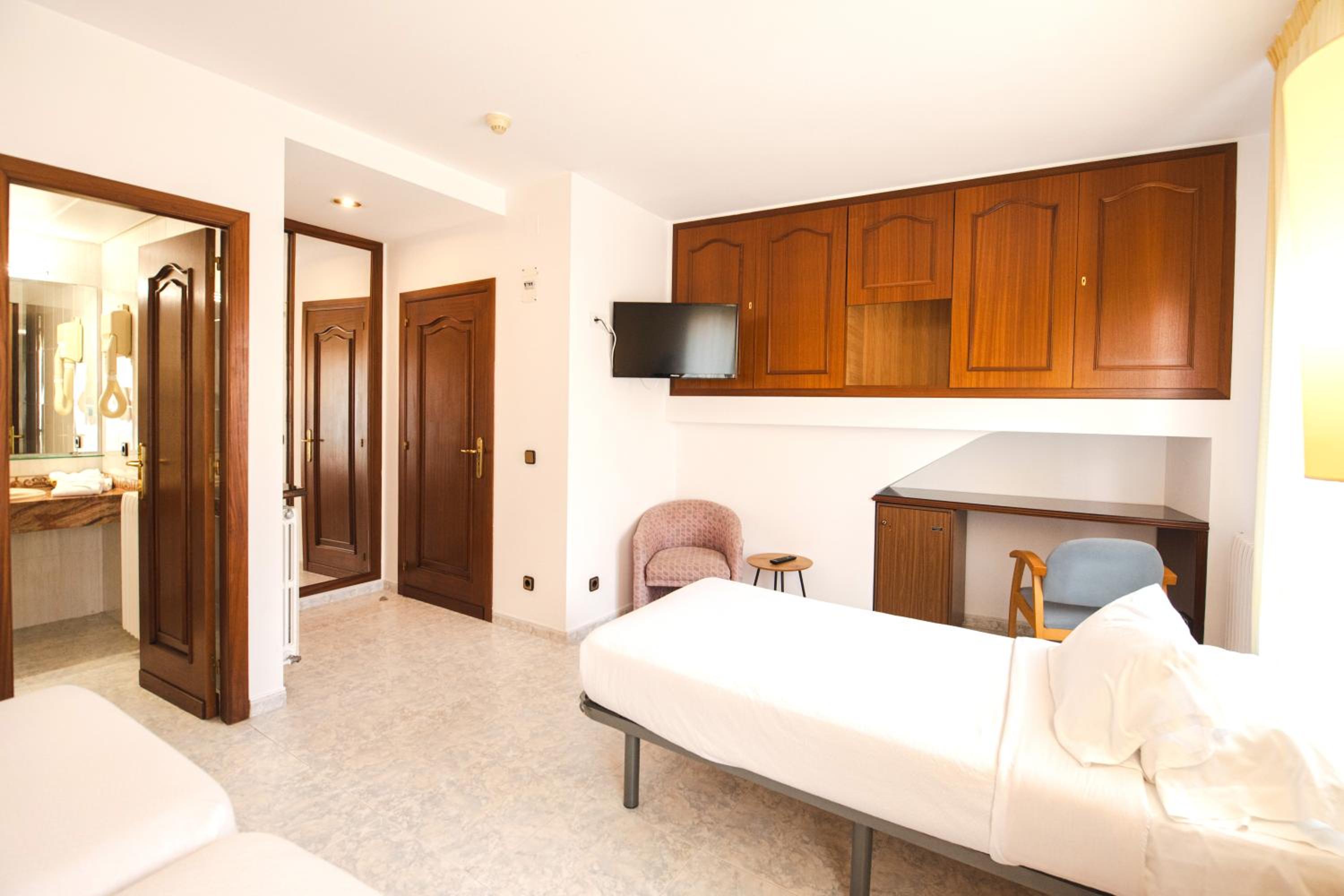 Classic Triple Room photo 1