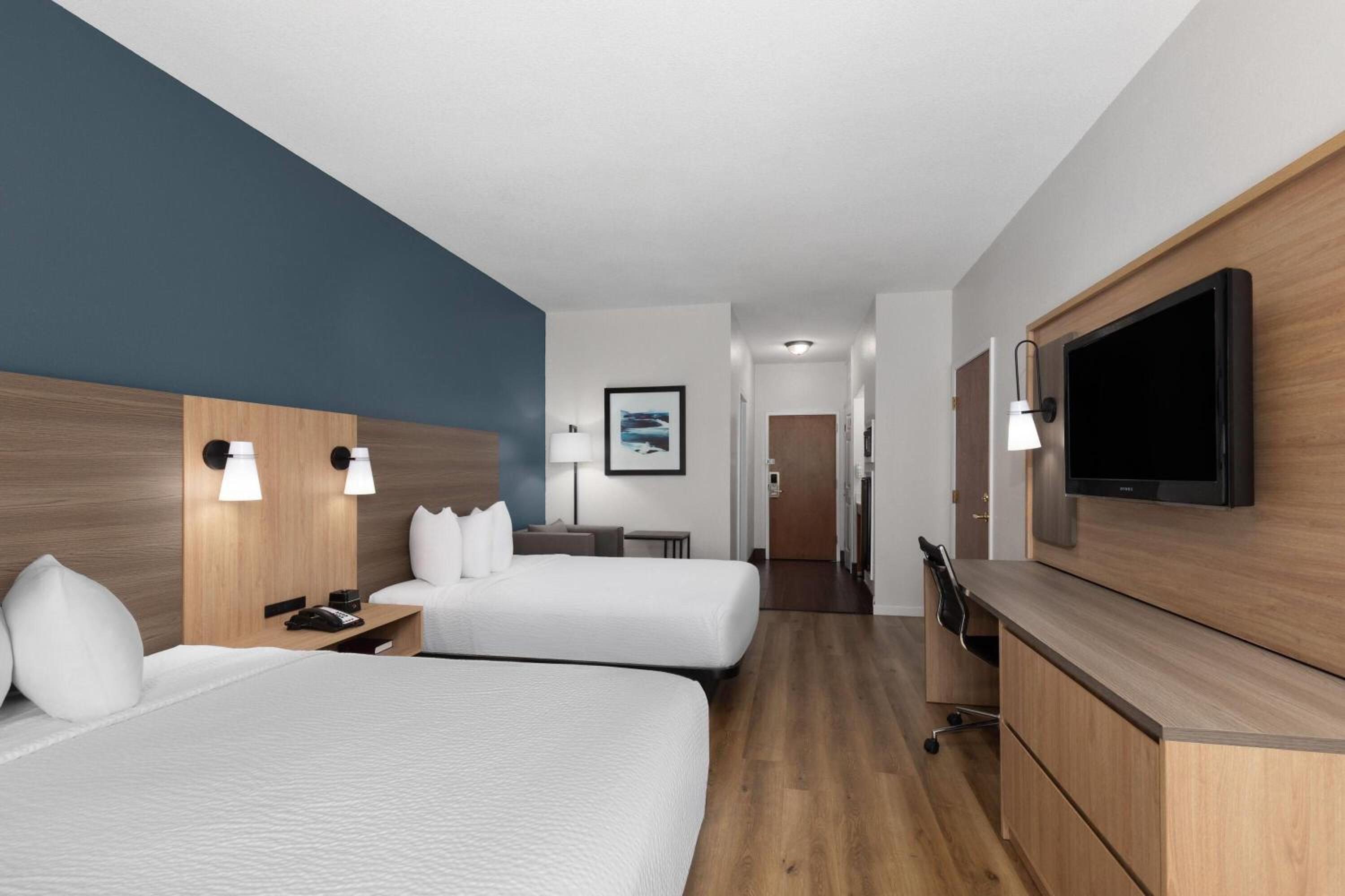 Queen Room with Two Queen Beds and Bath Tub - Mobility Accessible/Non-Smoking - Photo 3