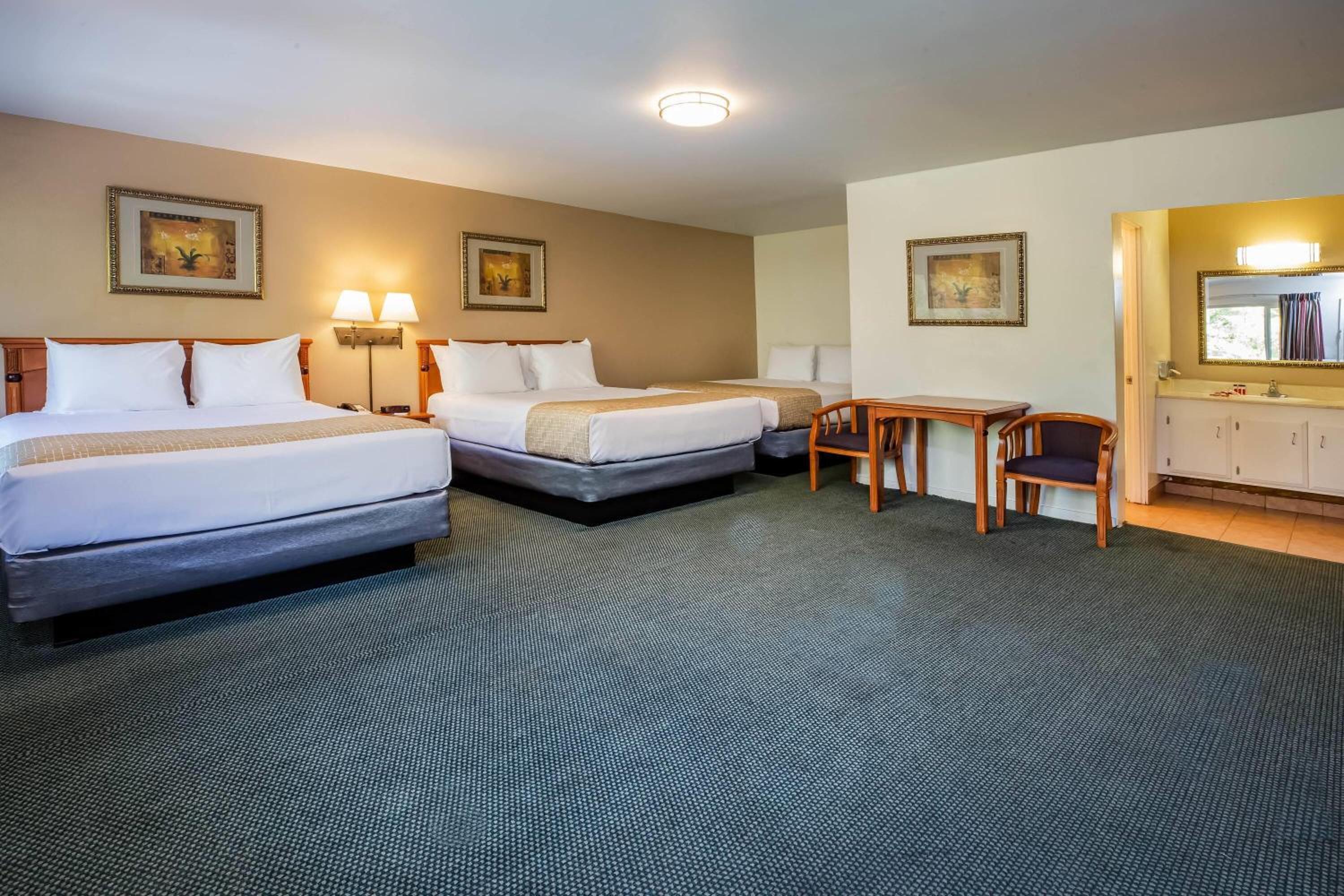 Queen Room with Three Queen Beds and River View - Second Floor/Non-Smoking - Photo 2