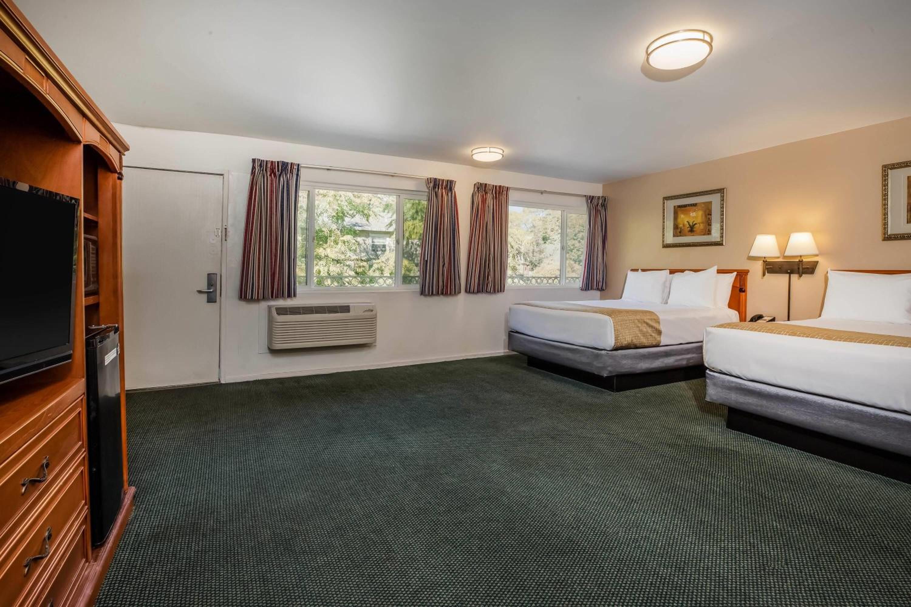 Queen Room with Three Queen Beds and River View - Second Floor/Non-Smoking - Photo 1