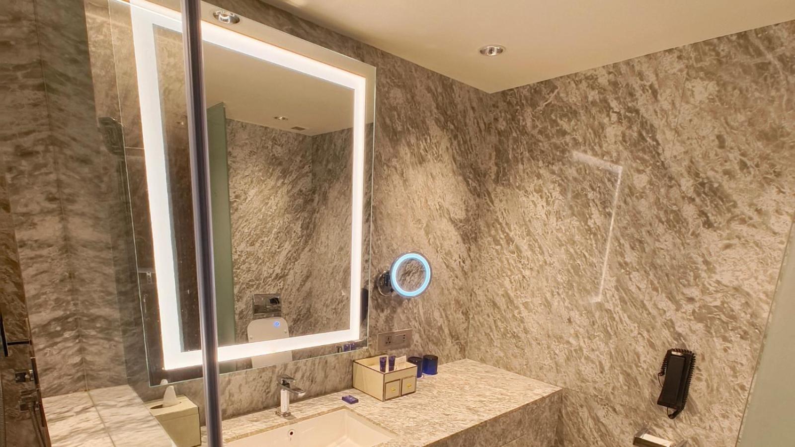 Deluxe Twin Room thumbnail 5