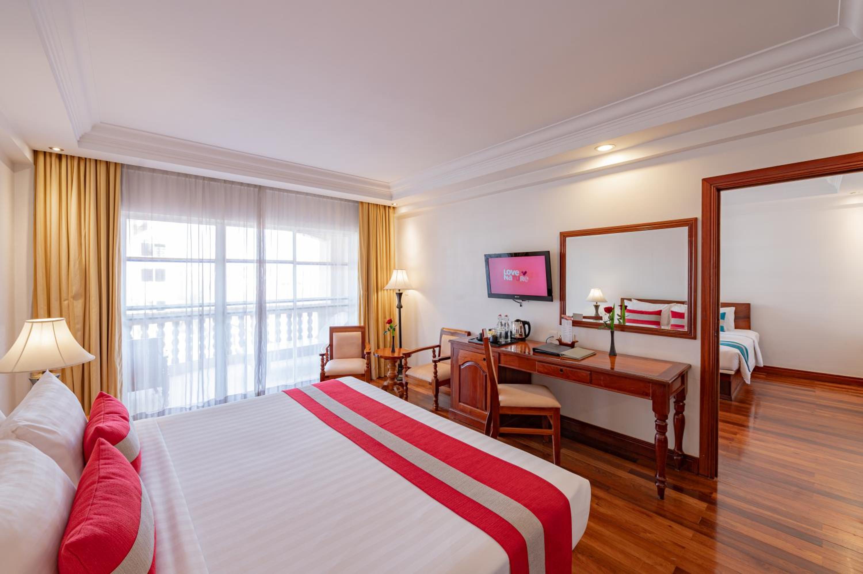 Family Suite - Free 1 way airport pickup + 1 Set Dinner + 60mn massage +1 High Tea