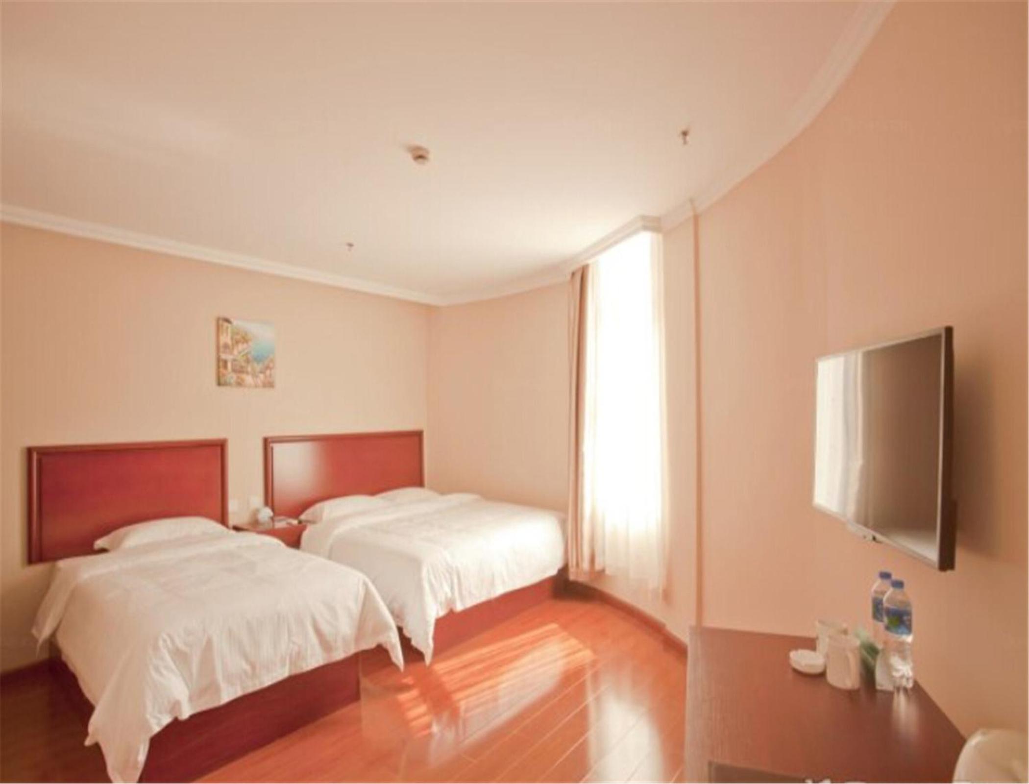 Mainland Chinese Citizens - Family Room - Photo 1