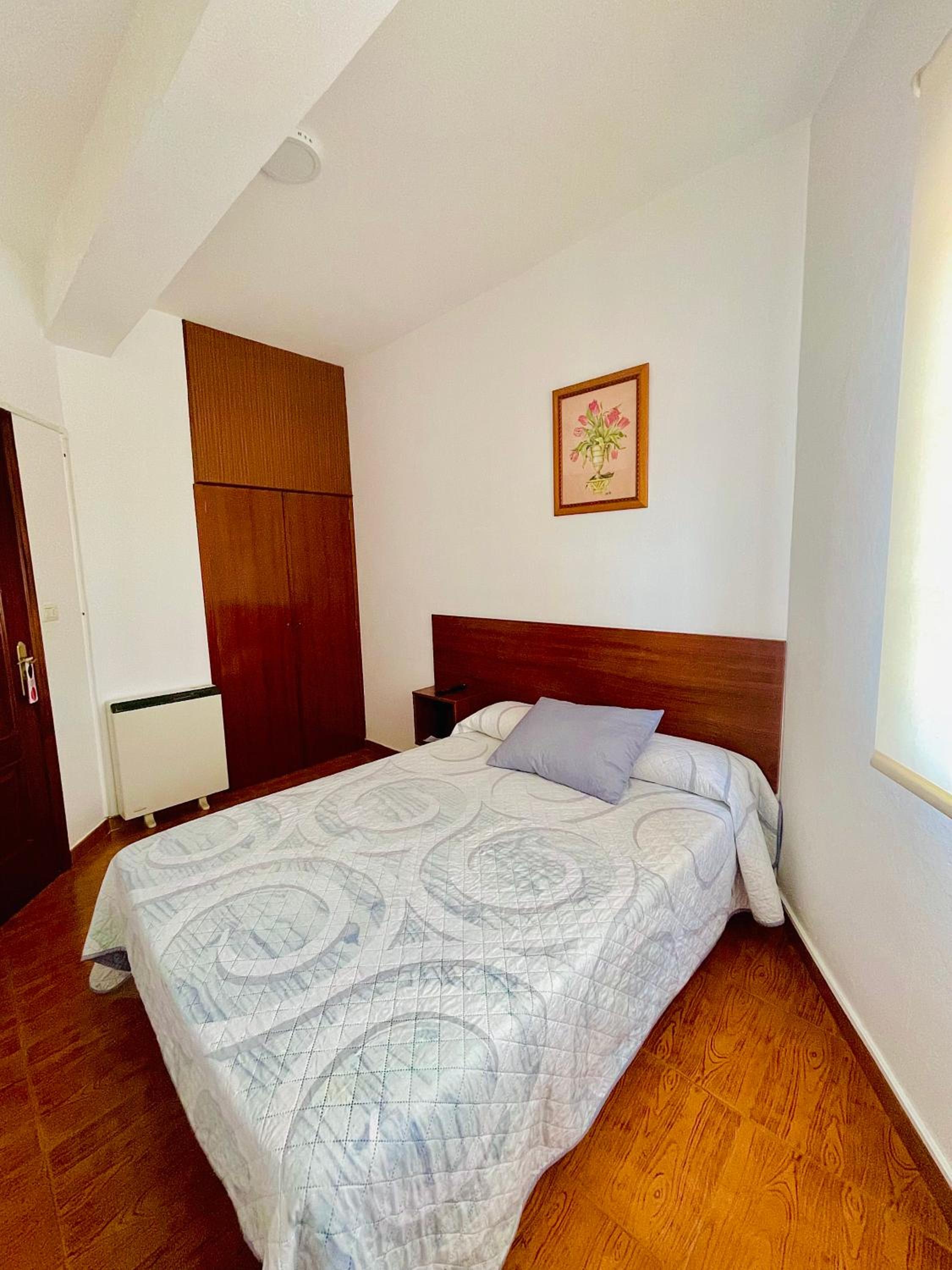 Habitación individual con baño privado externo.