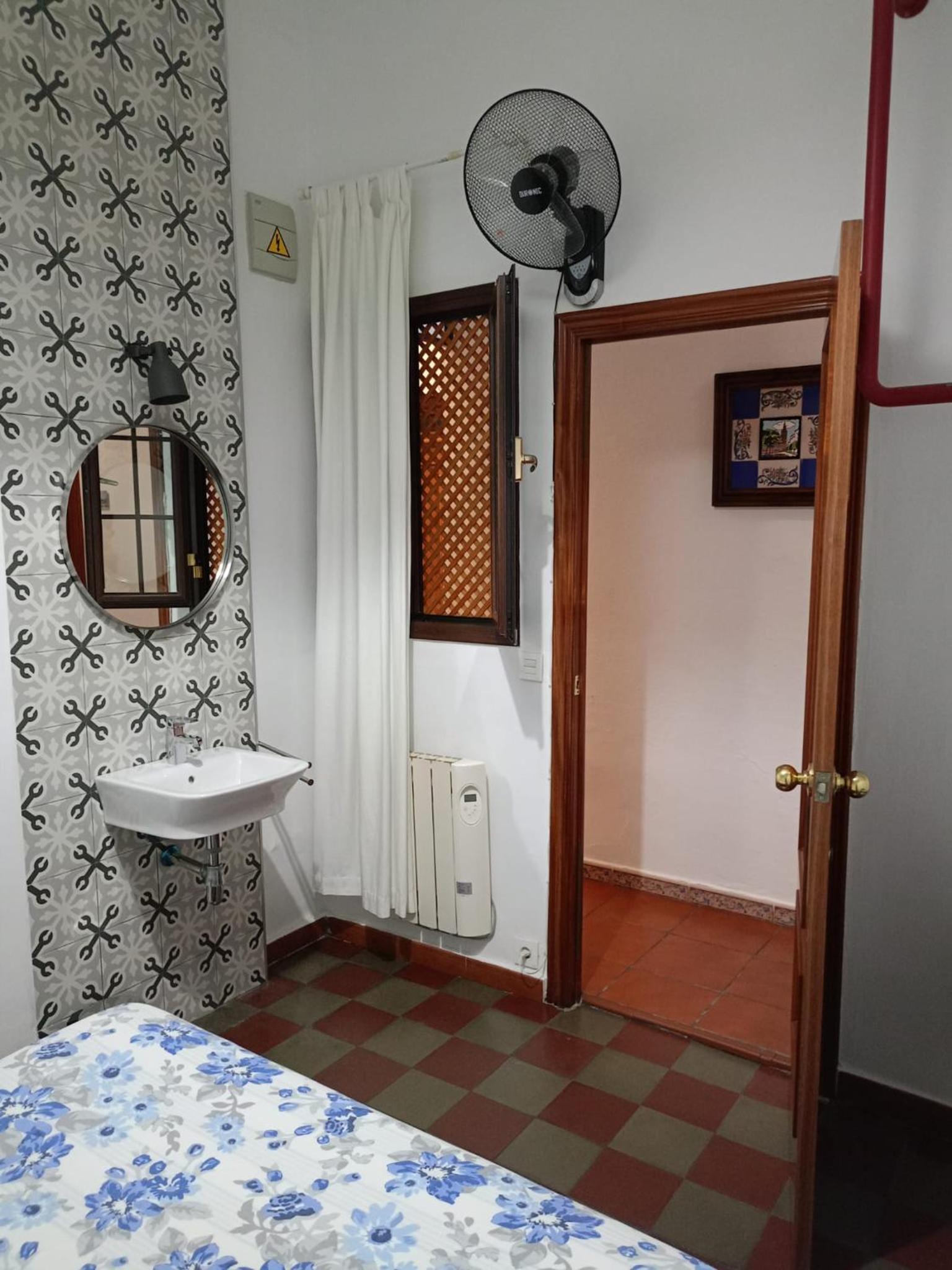 Standard Single Room with Shared Bathroom