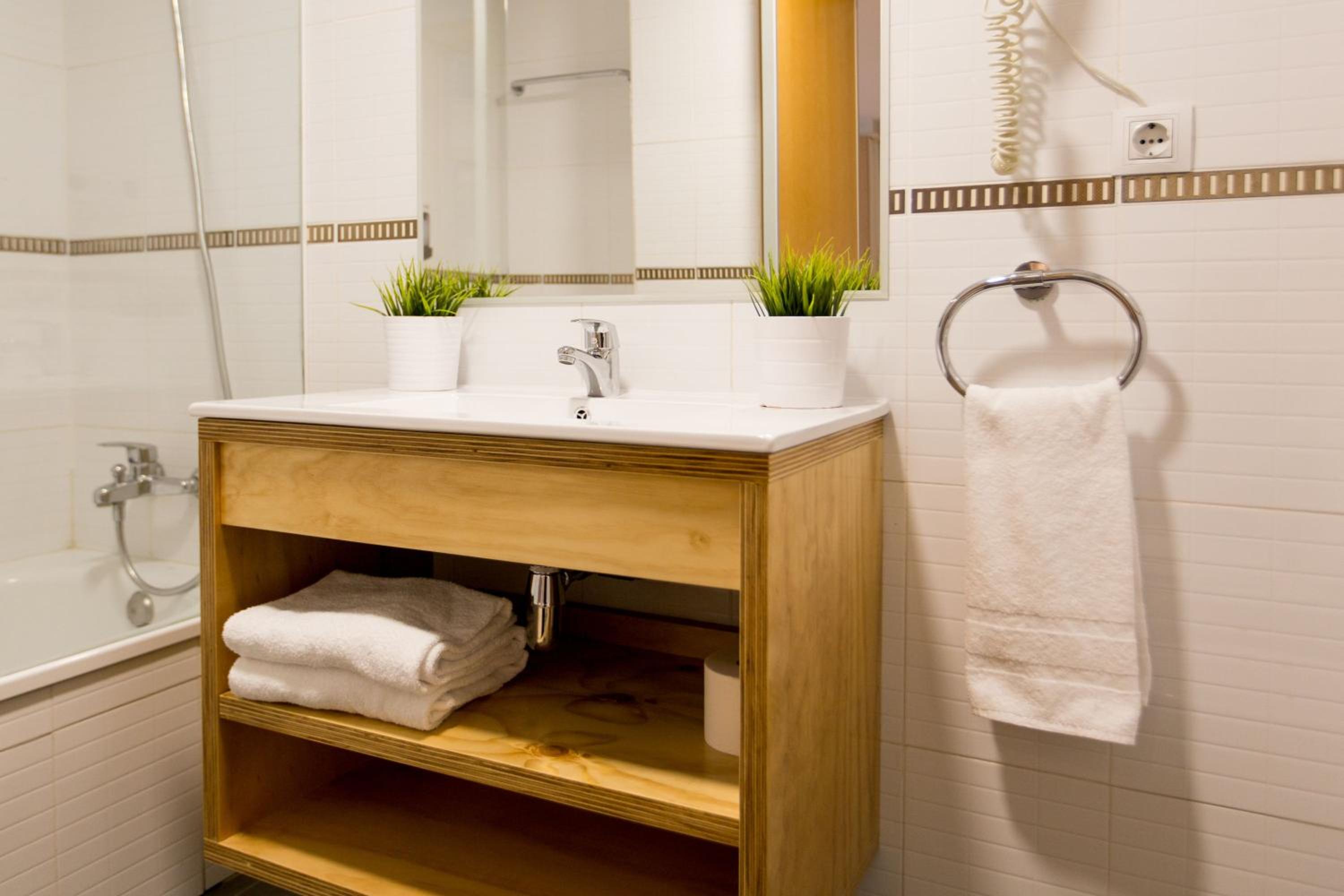 Two-Bedroom Apartment (6 Adults) - Photo 7