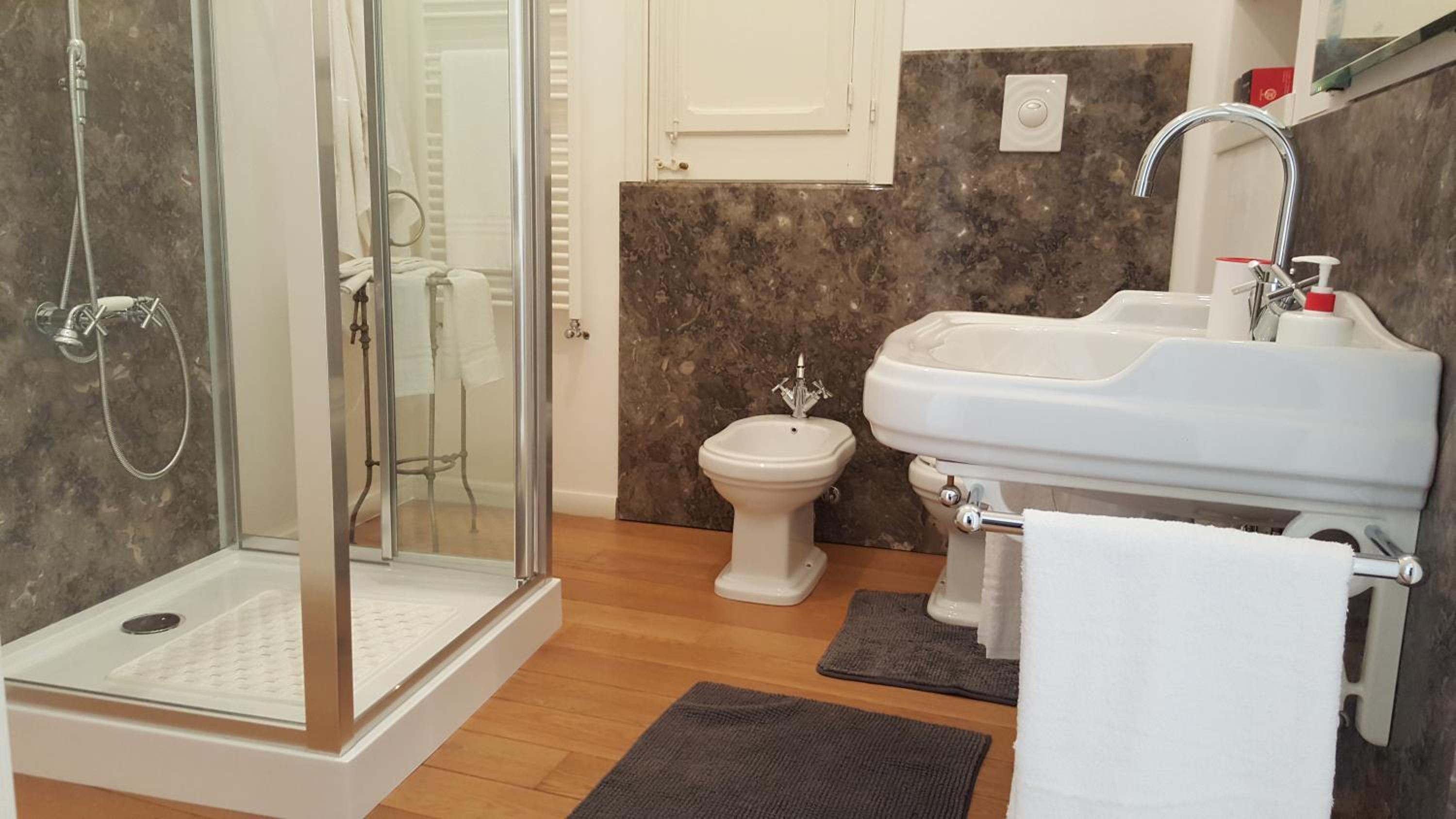 Double Room - Photo 18