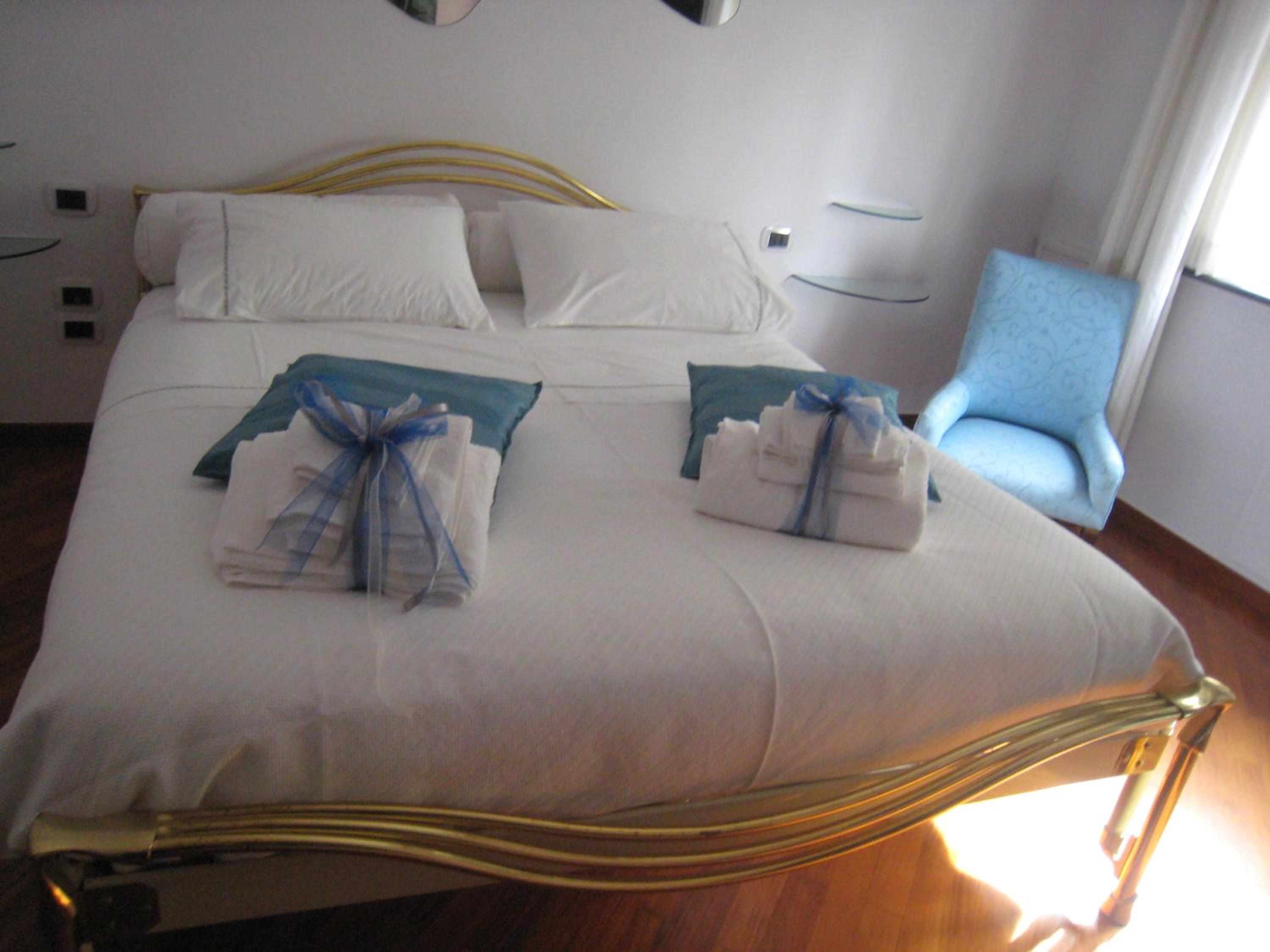 Deluxe Triple Room with Lateral Sea View - Photo 3