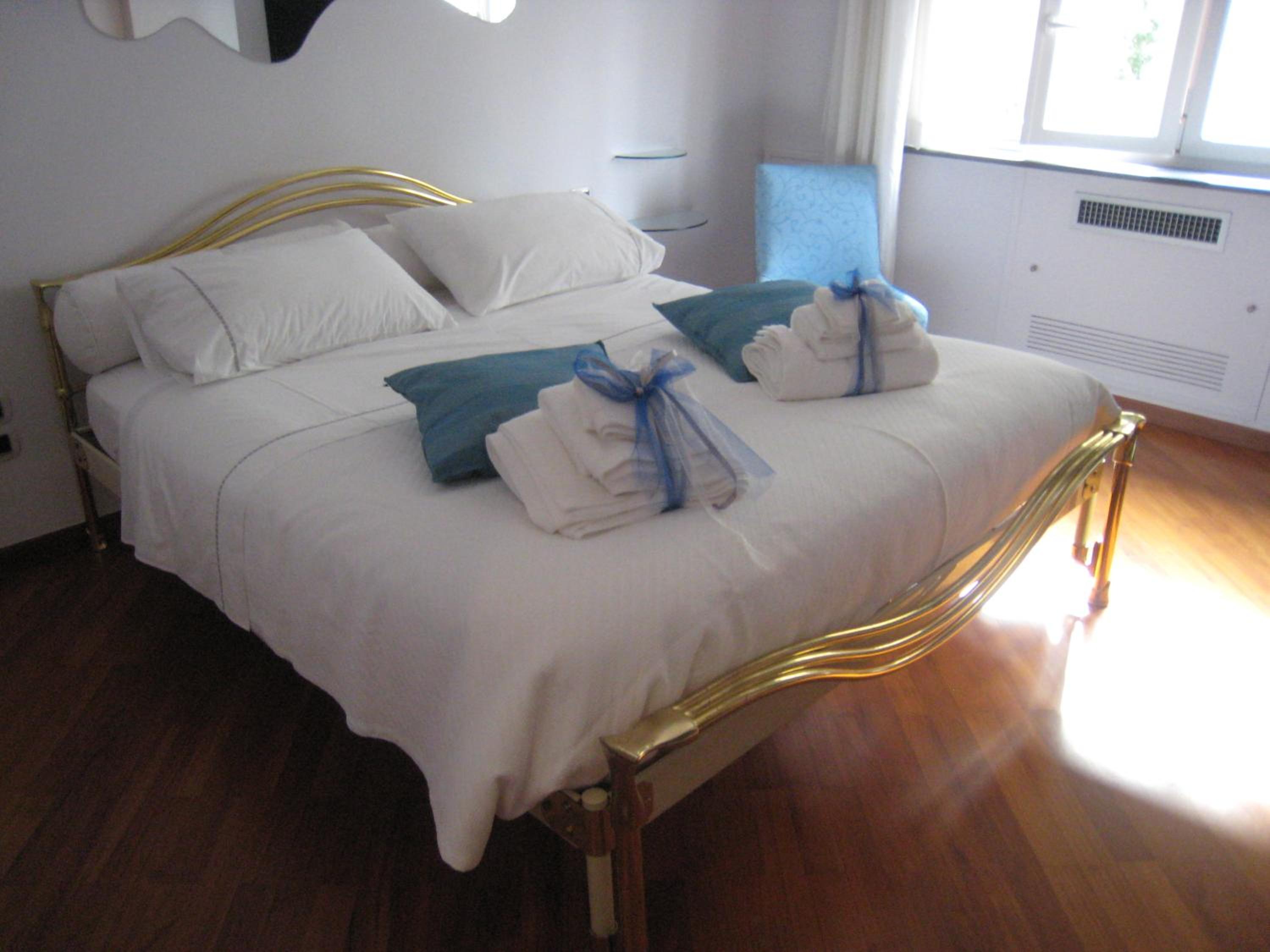 Deluxe Triple Room with Lateral Sea View - Photo 2