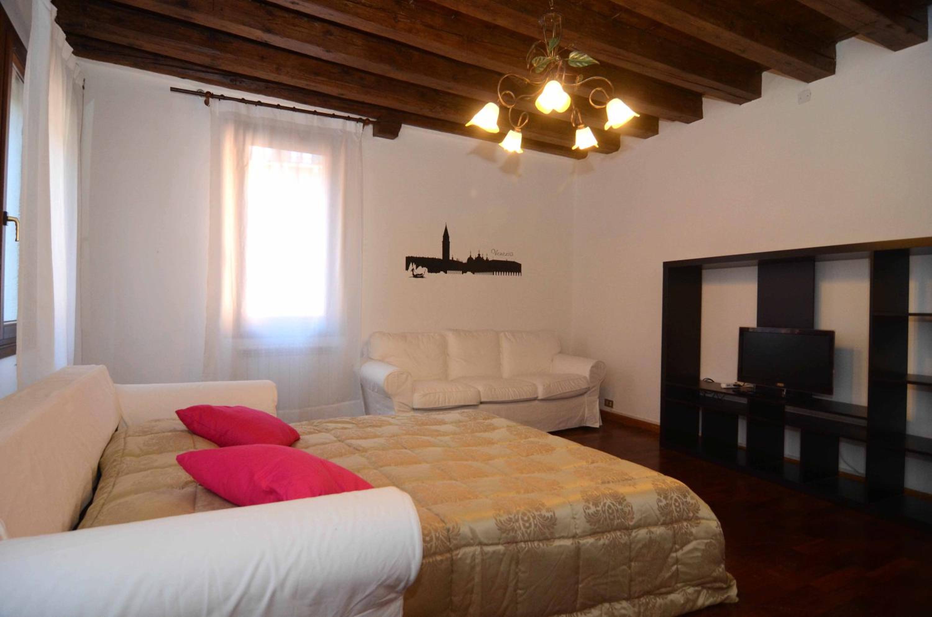 Apartment photo 2
