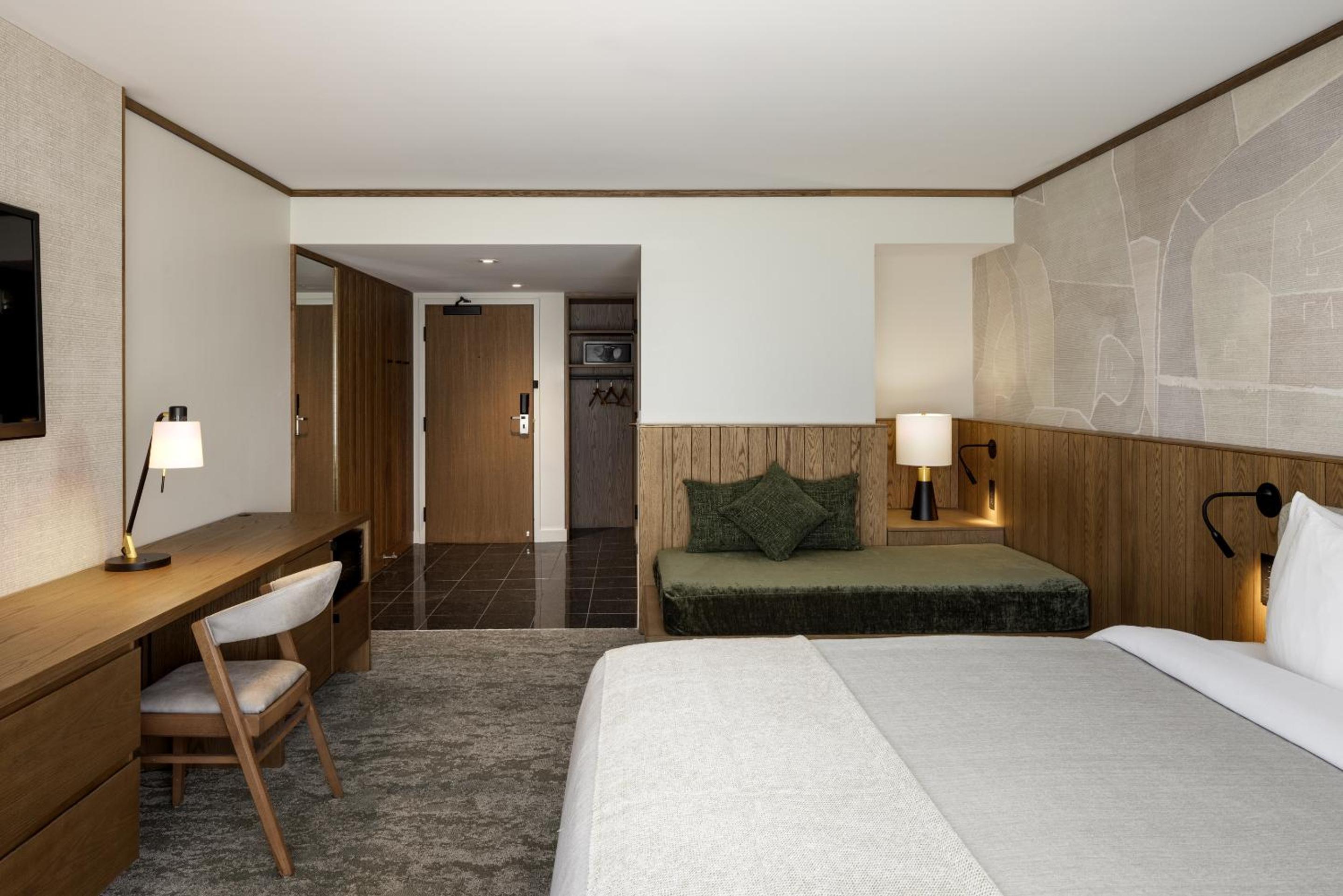 Superior King Room with Day Bed (Disability Access) photo 3