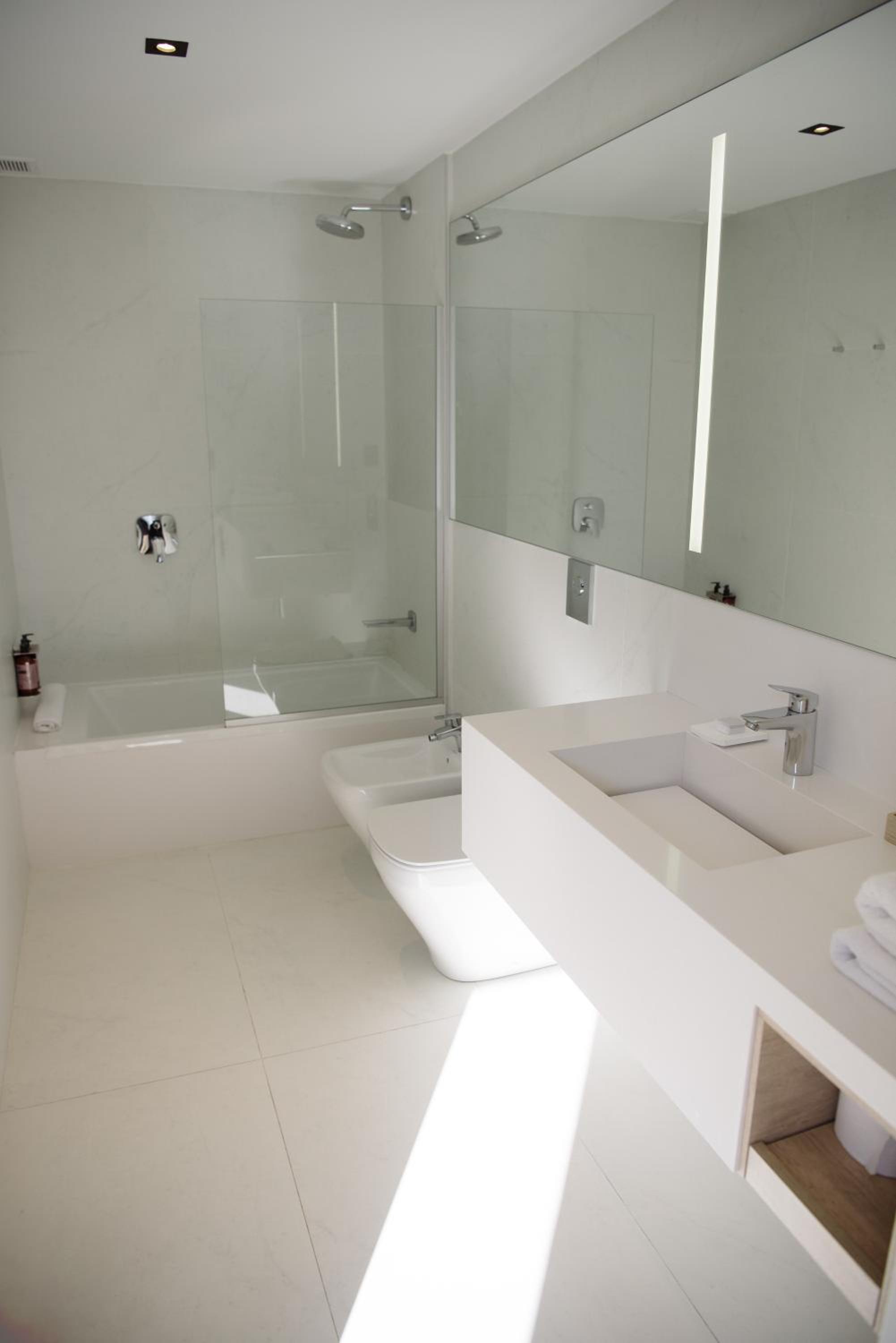 Deluxe Triple Room thumbnail 6