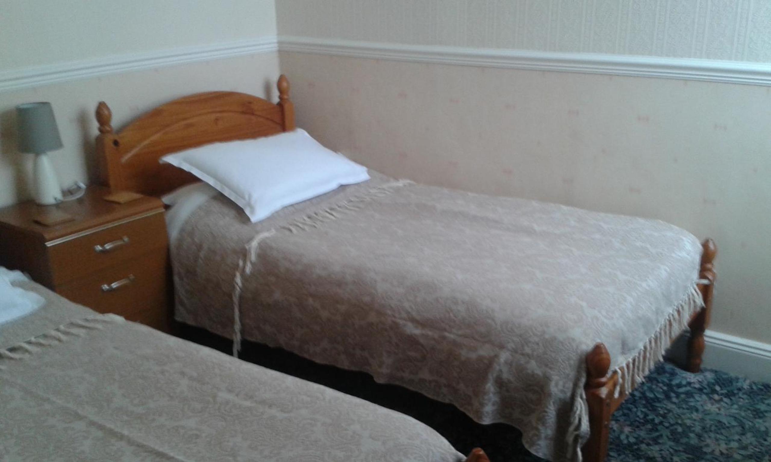 Twin Room with Bathroom photo 2