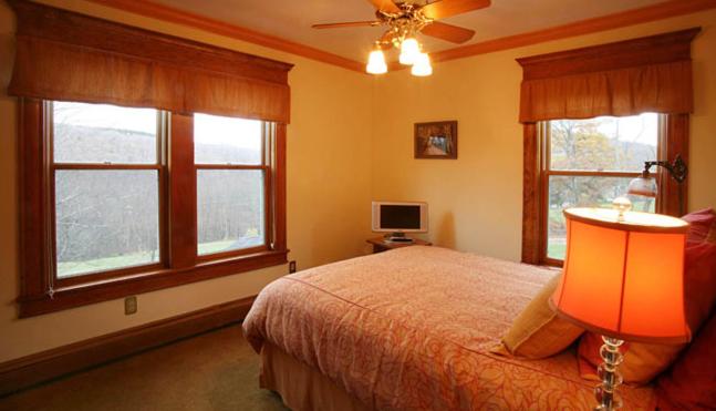 Queen Room photo 2