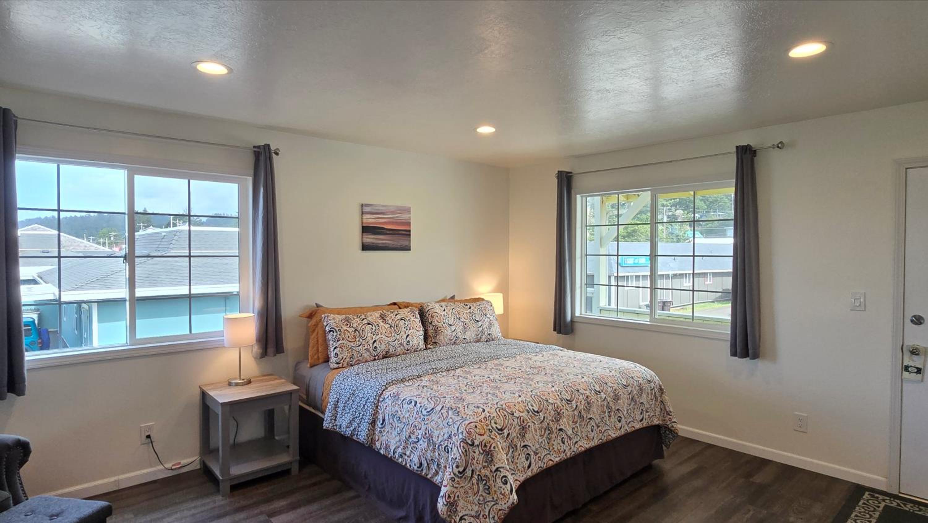Deluxe King Bed - Lower Floor (Dogs Allowed)