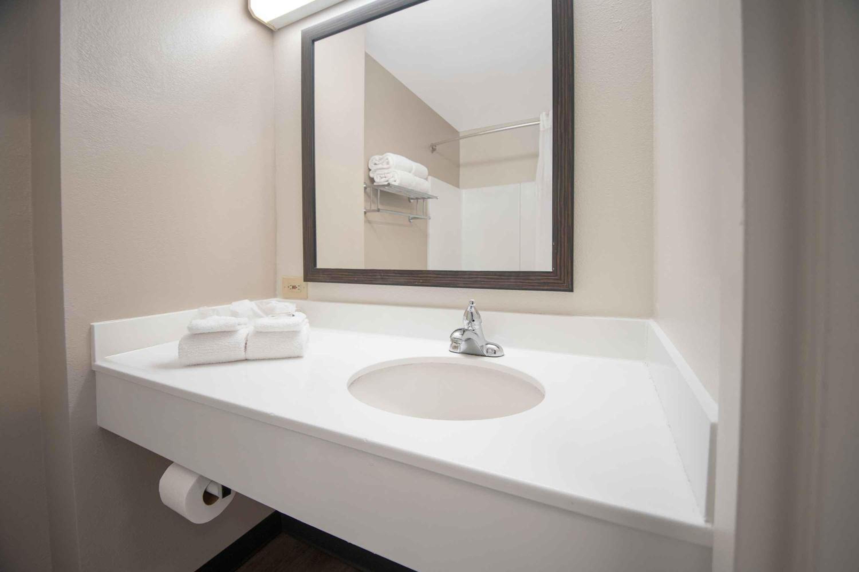 Premium Deluxe Studio with 1 Queen Bed - Non-Smoking - Photo 5