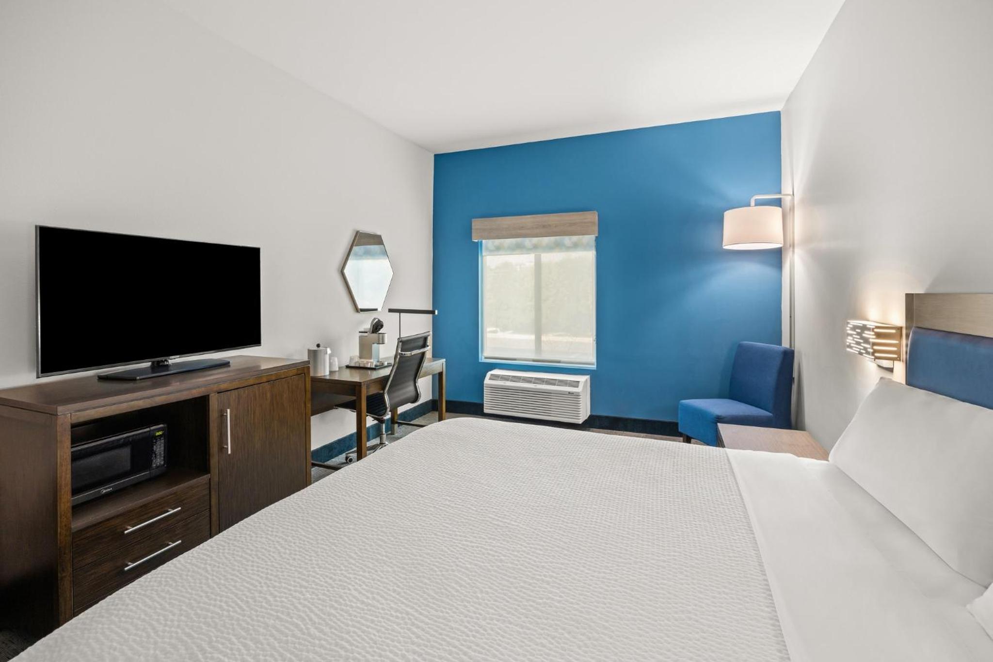 Standard King Room - Photo 5