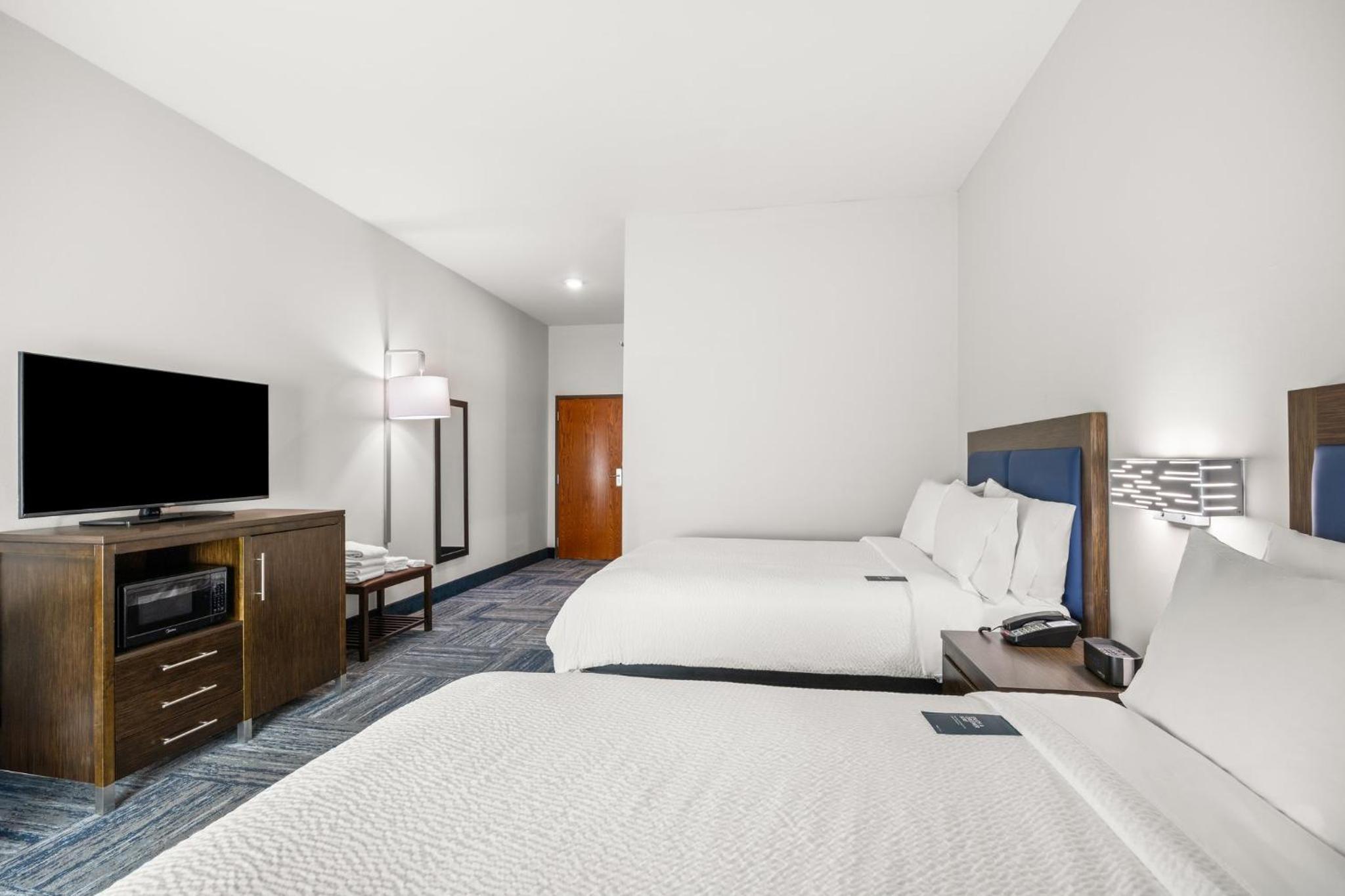 Standard Room with Two Queen Beds - Photo 6