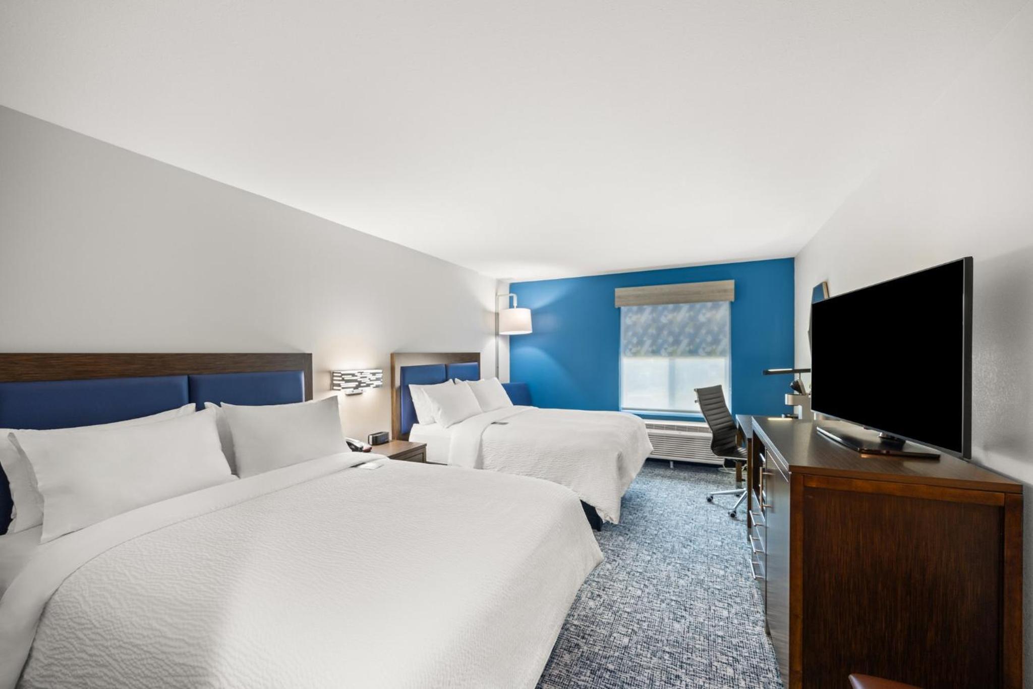 Standard Room with Two Queen Beds - Photo 5