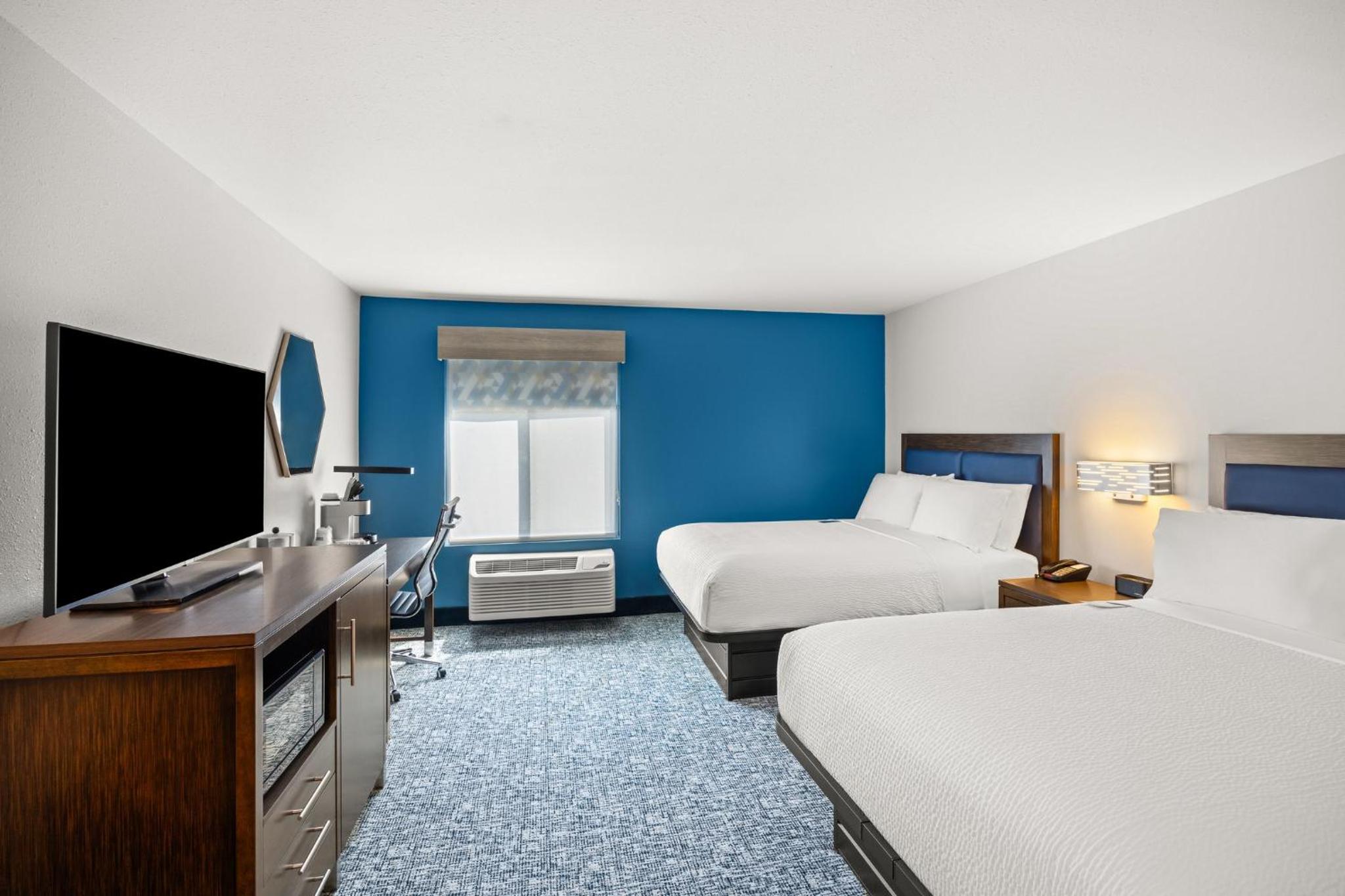 Standard Room with Two Queen Beds - Photo 9