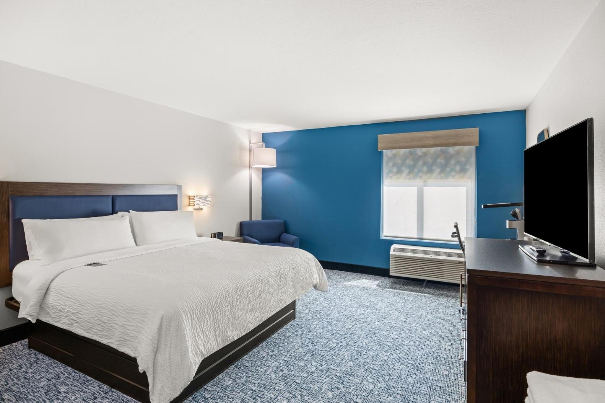 Standard King Room - Photo 10