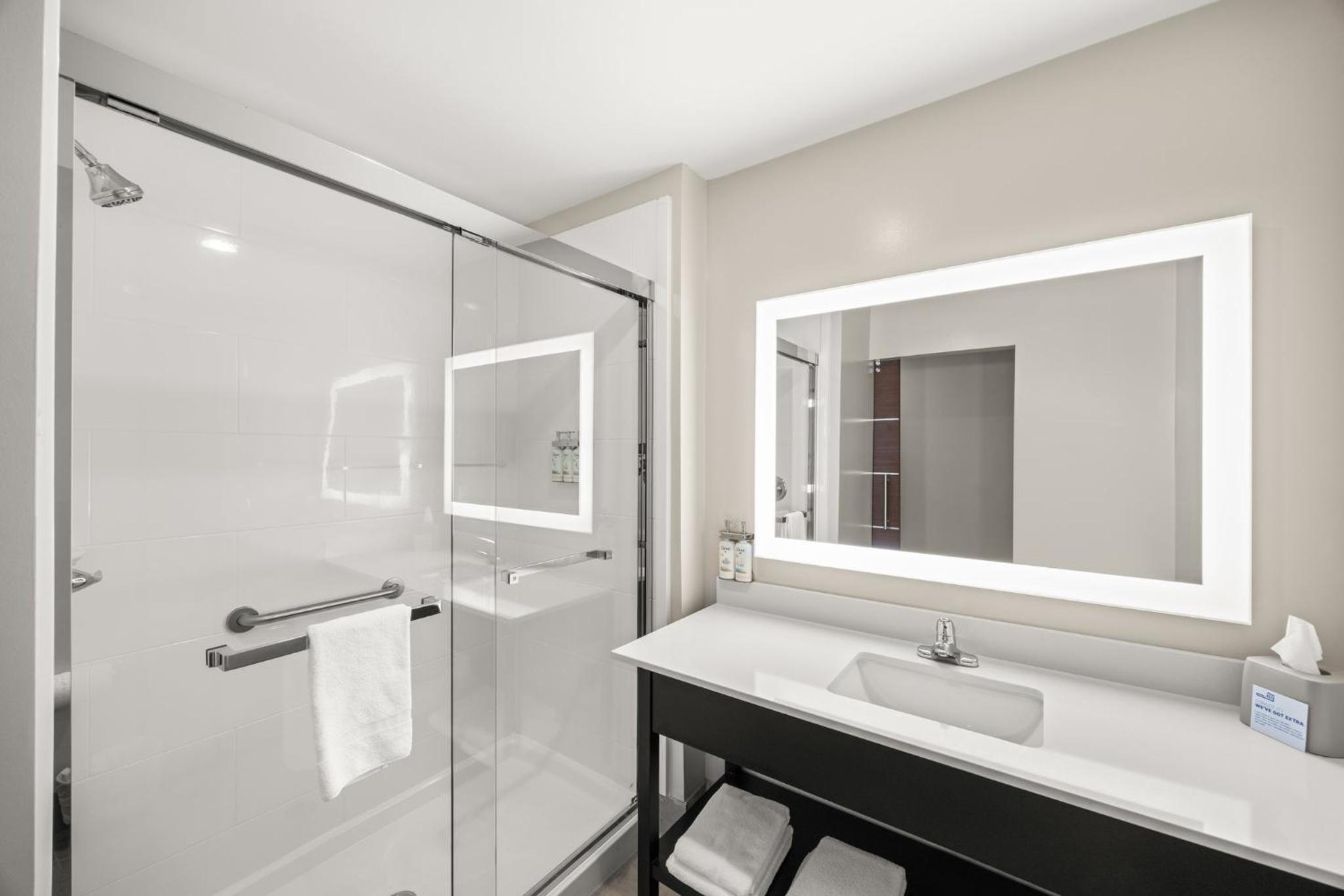 Standard Room with Two Queen Beds - Photo 1