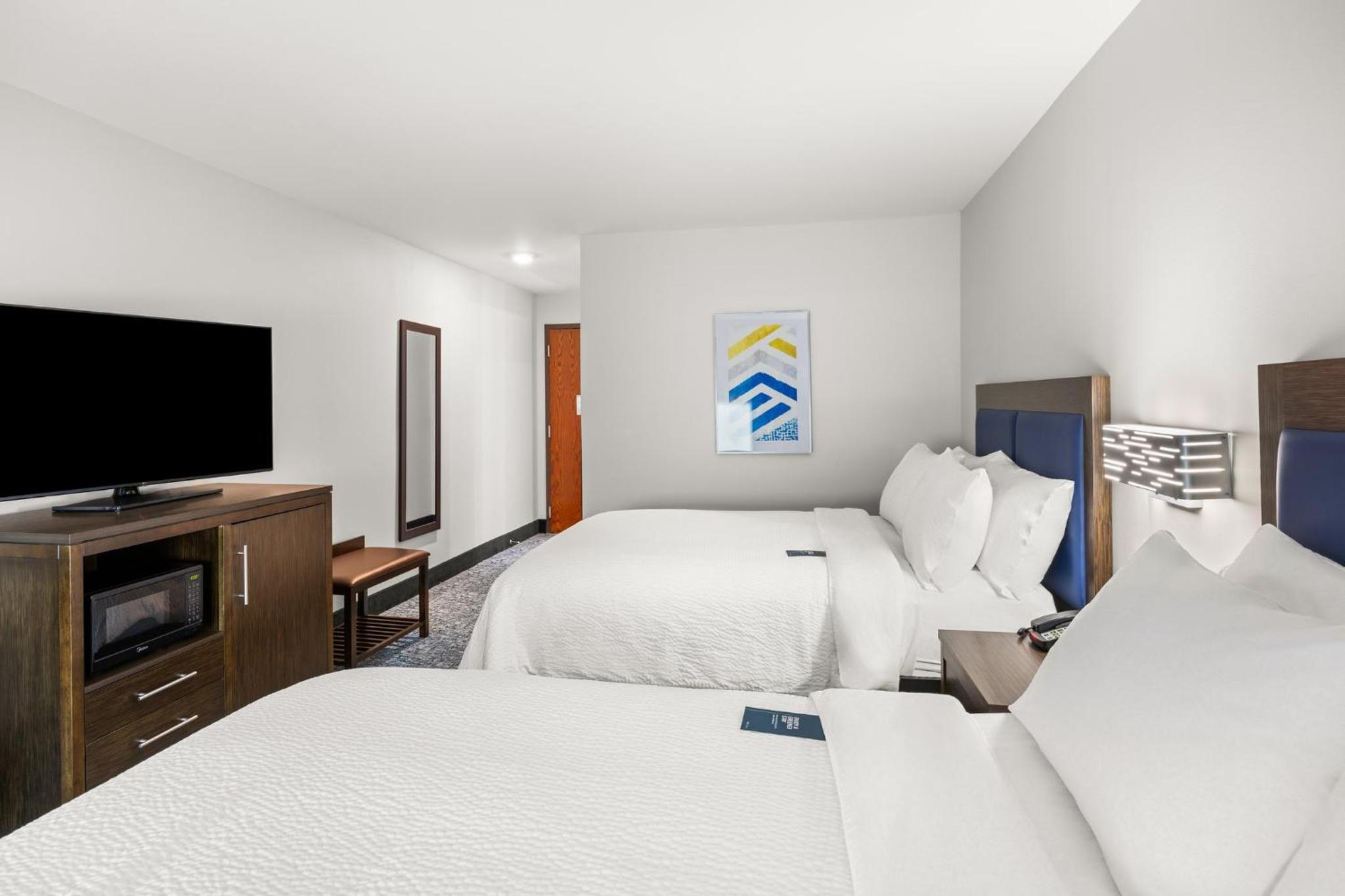 Standard Room with Two Queen Beds - Photo 2