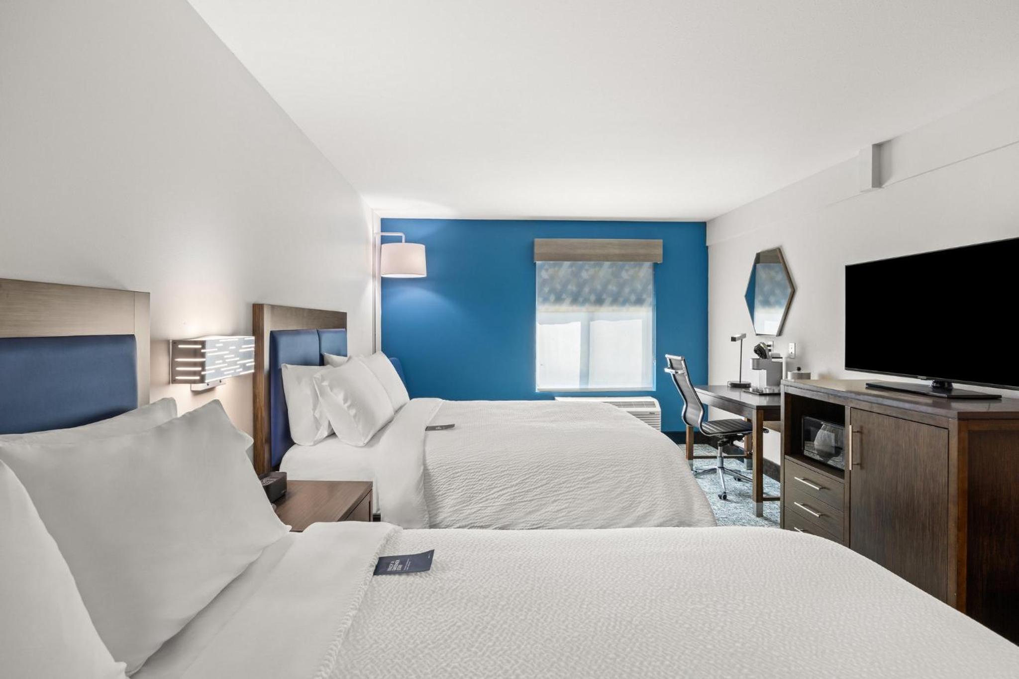 Standard Room with Two Queen Beds - Photo 7