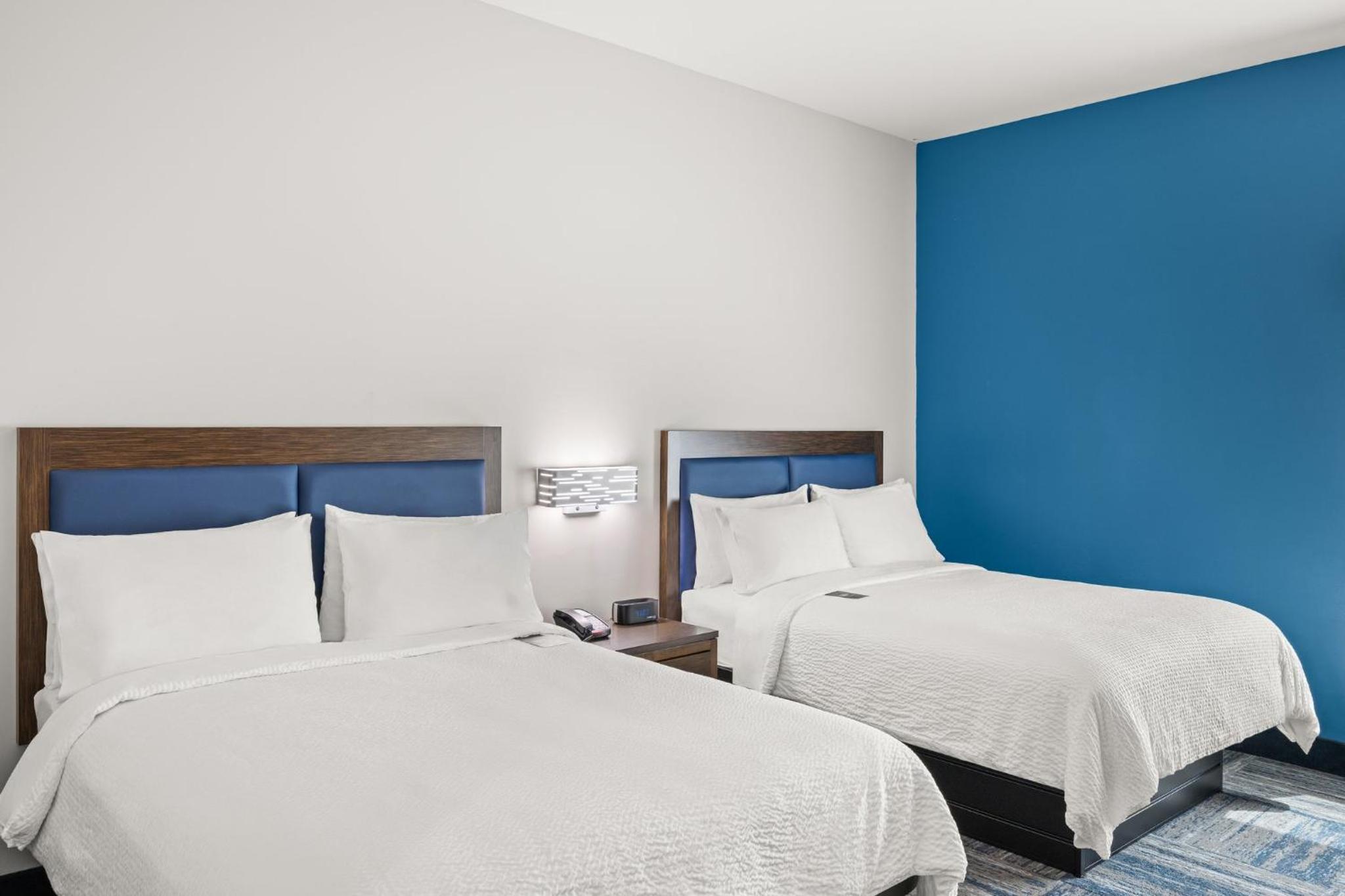 Standard Room with Two Queen Beds - Photo 8
