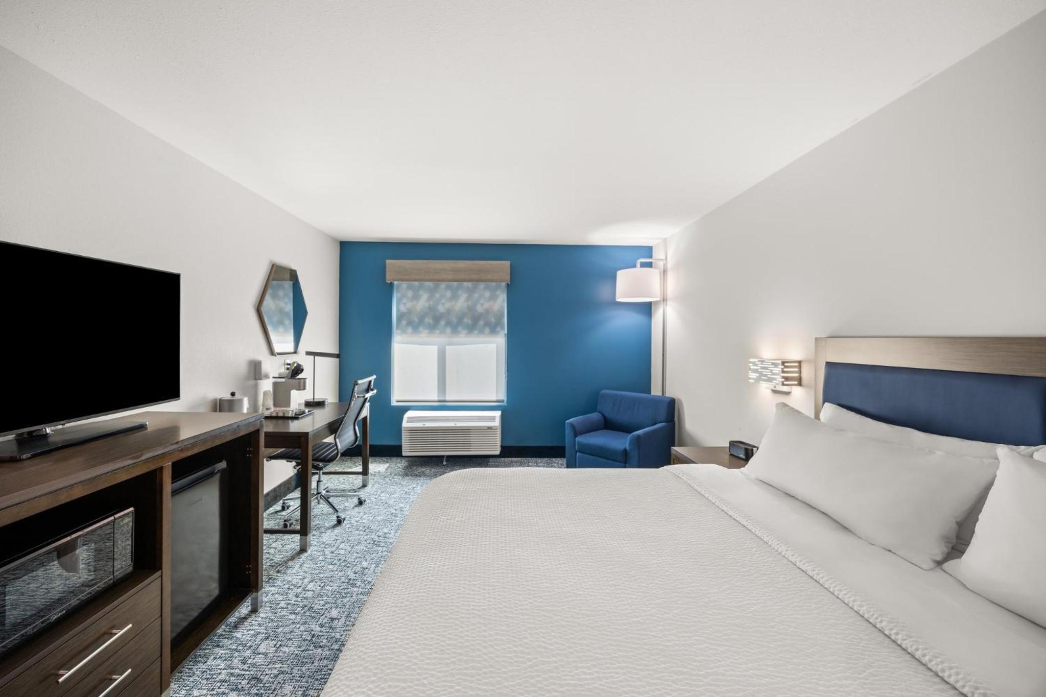 Standard King Room - Photo 9