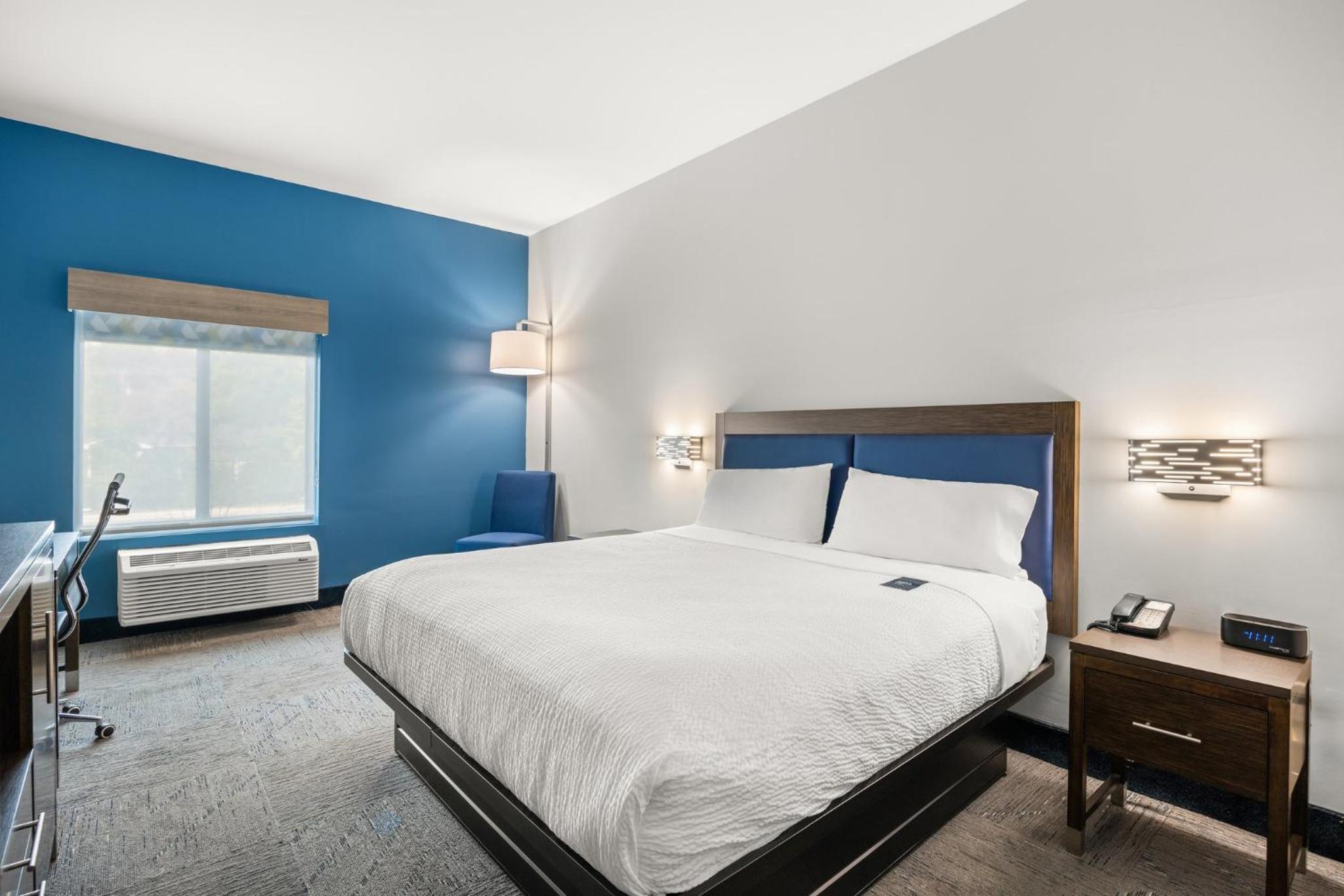 Standard King Room - Photo 11