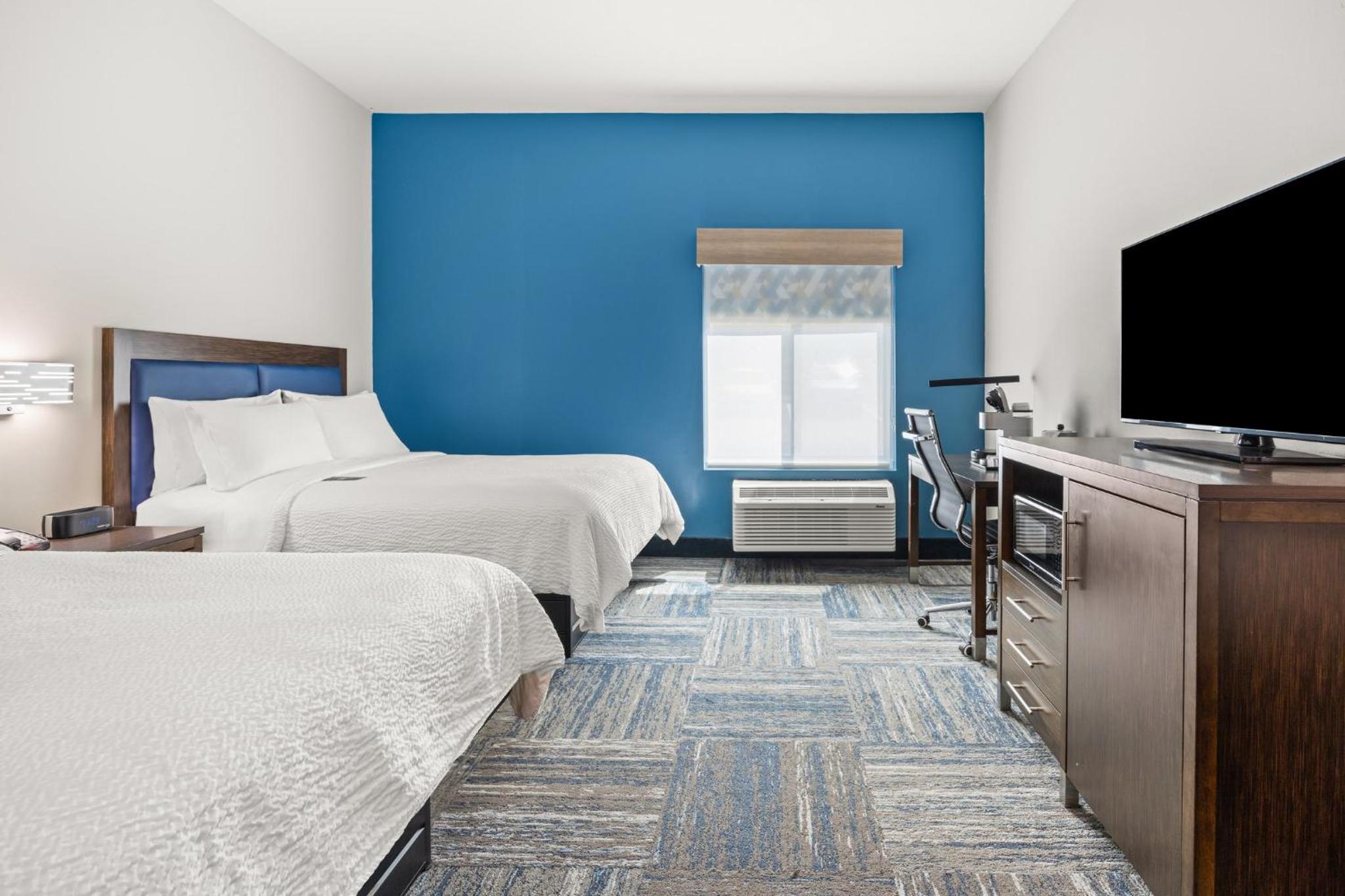 Standard Room with Two Queen Beds - Photo 10
