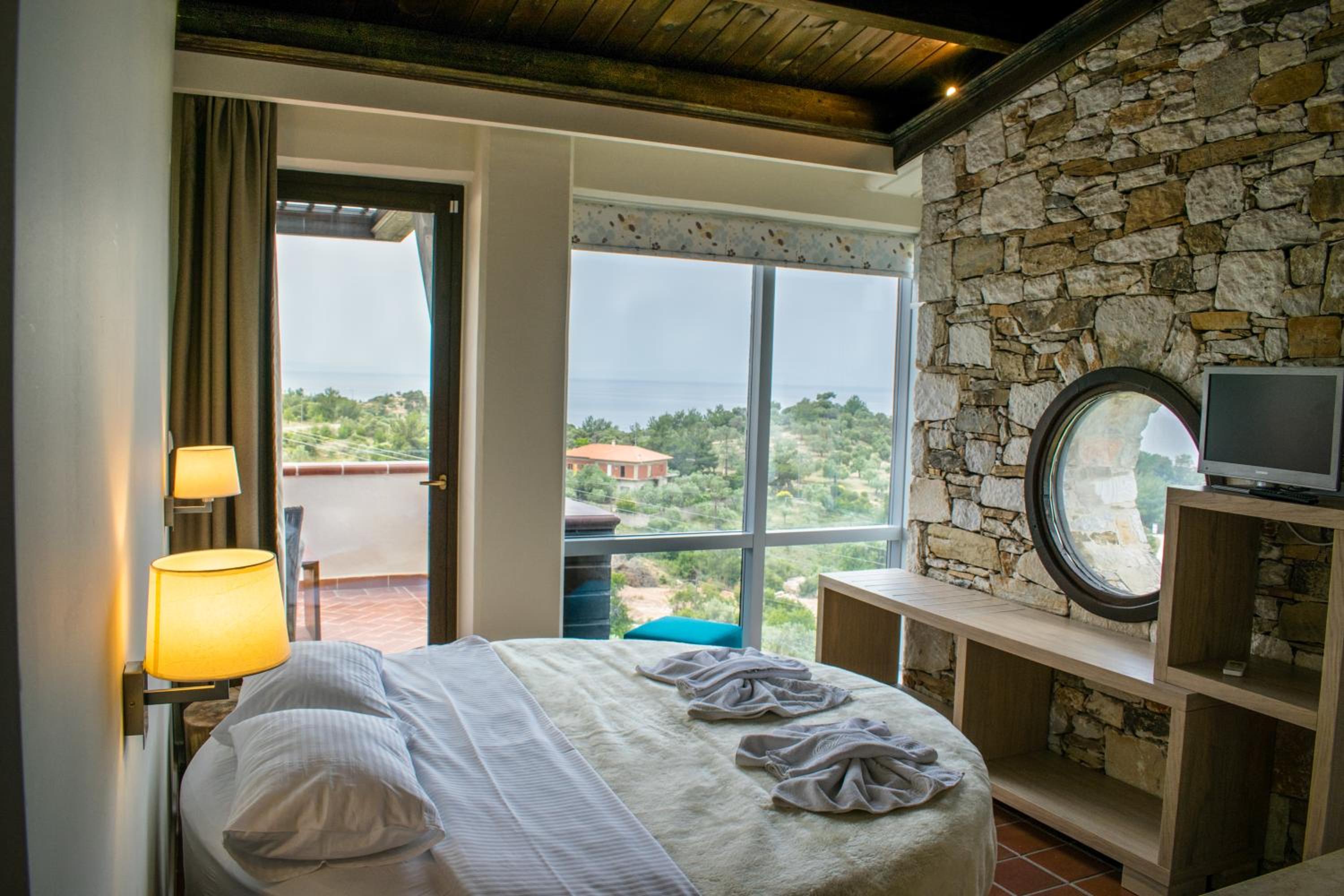 Deluxe Double Room with Sea View - Photo 6
