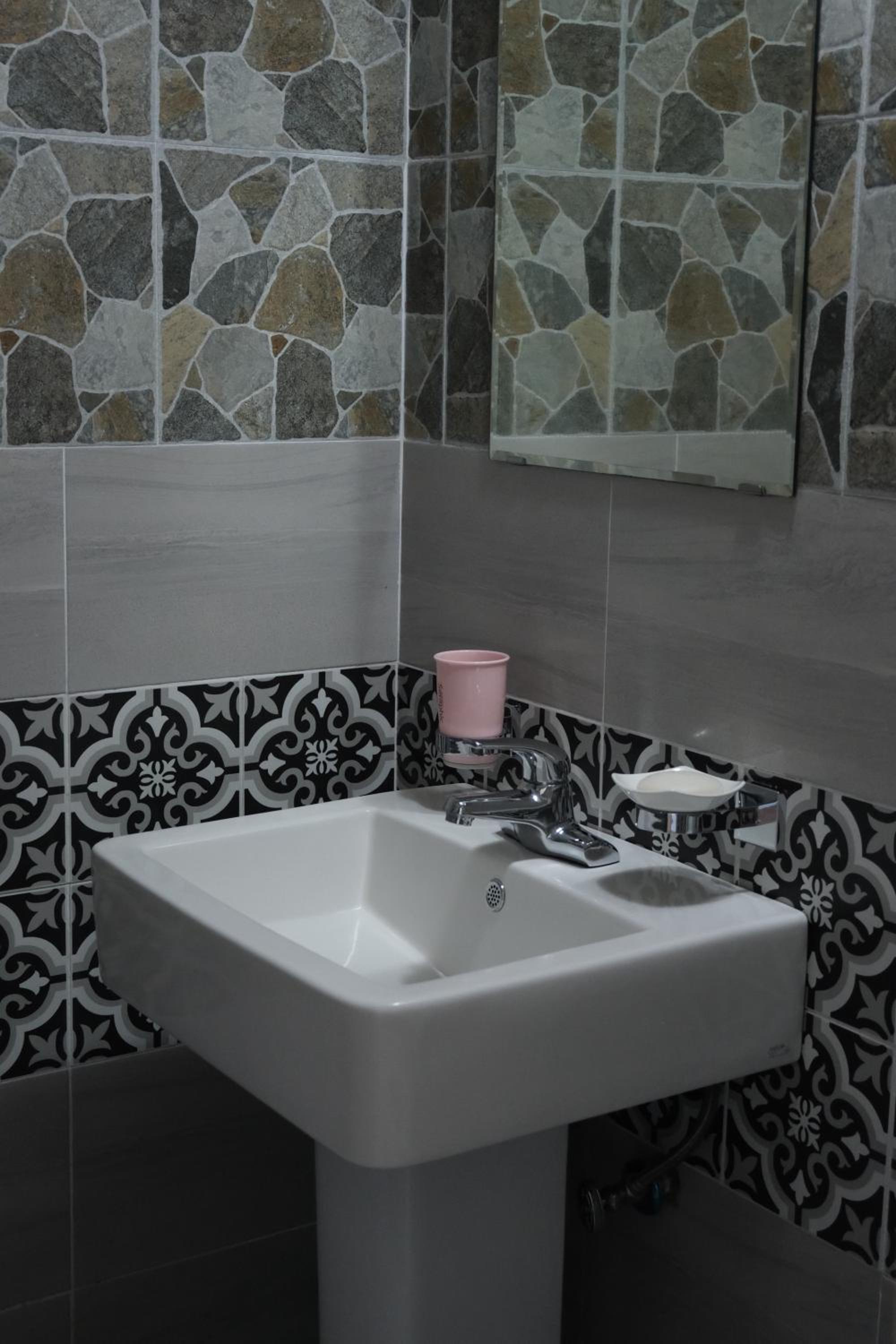 Double Room with Private Bathroom - Photo 3