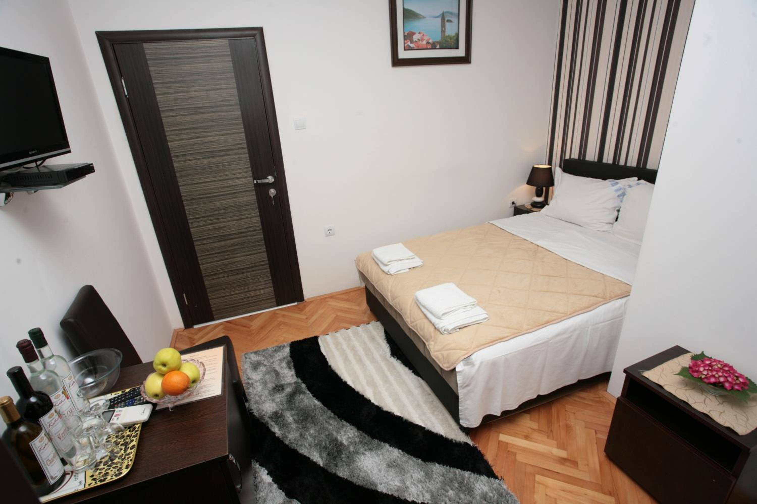 Double Room with Balcony - Photo 2