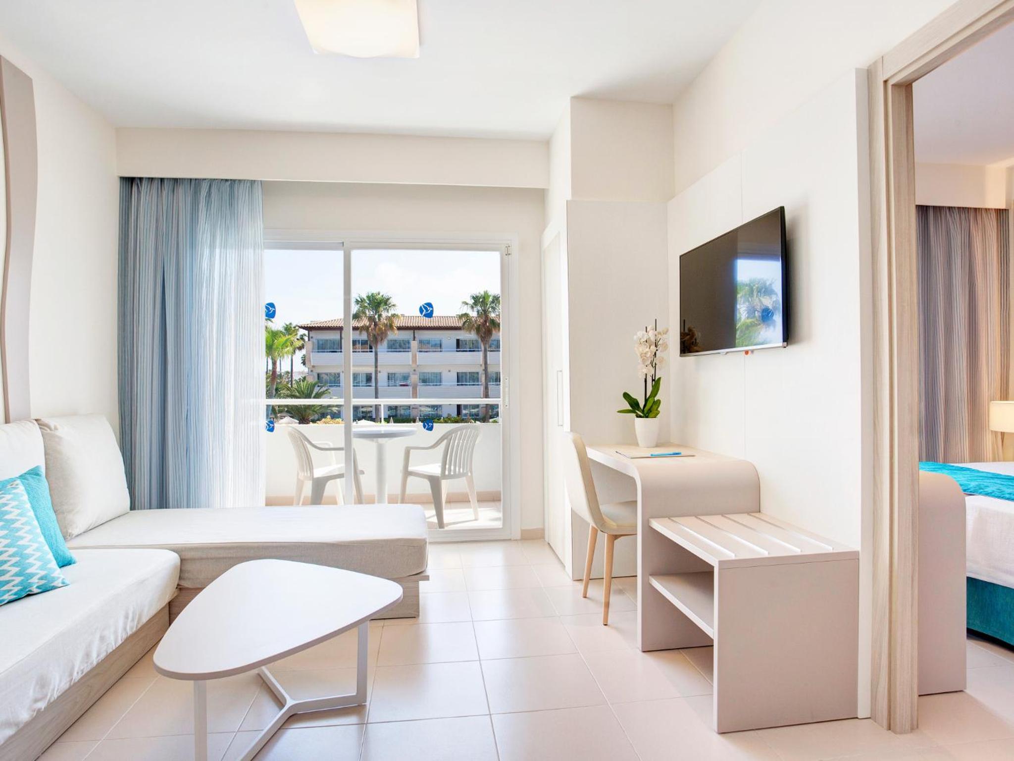 One-Bedroom Apartment (2 Adults + 2 Children) photo 2