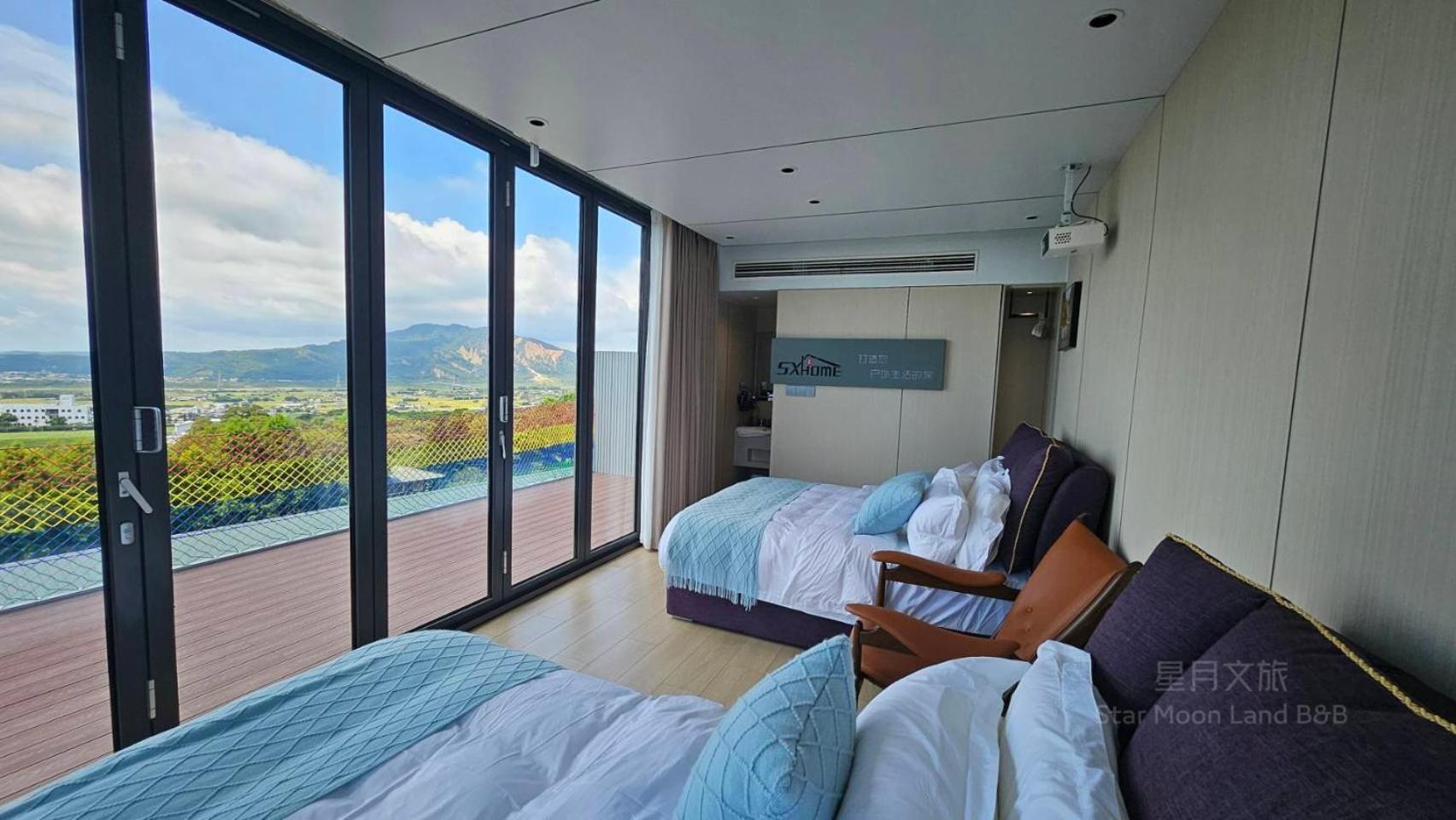 Family Room with Mountain View photo 2