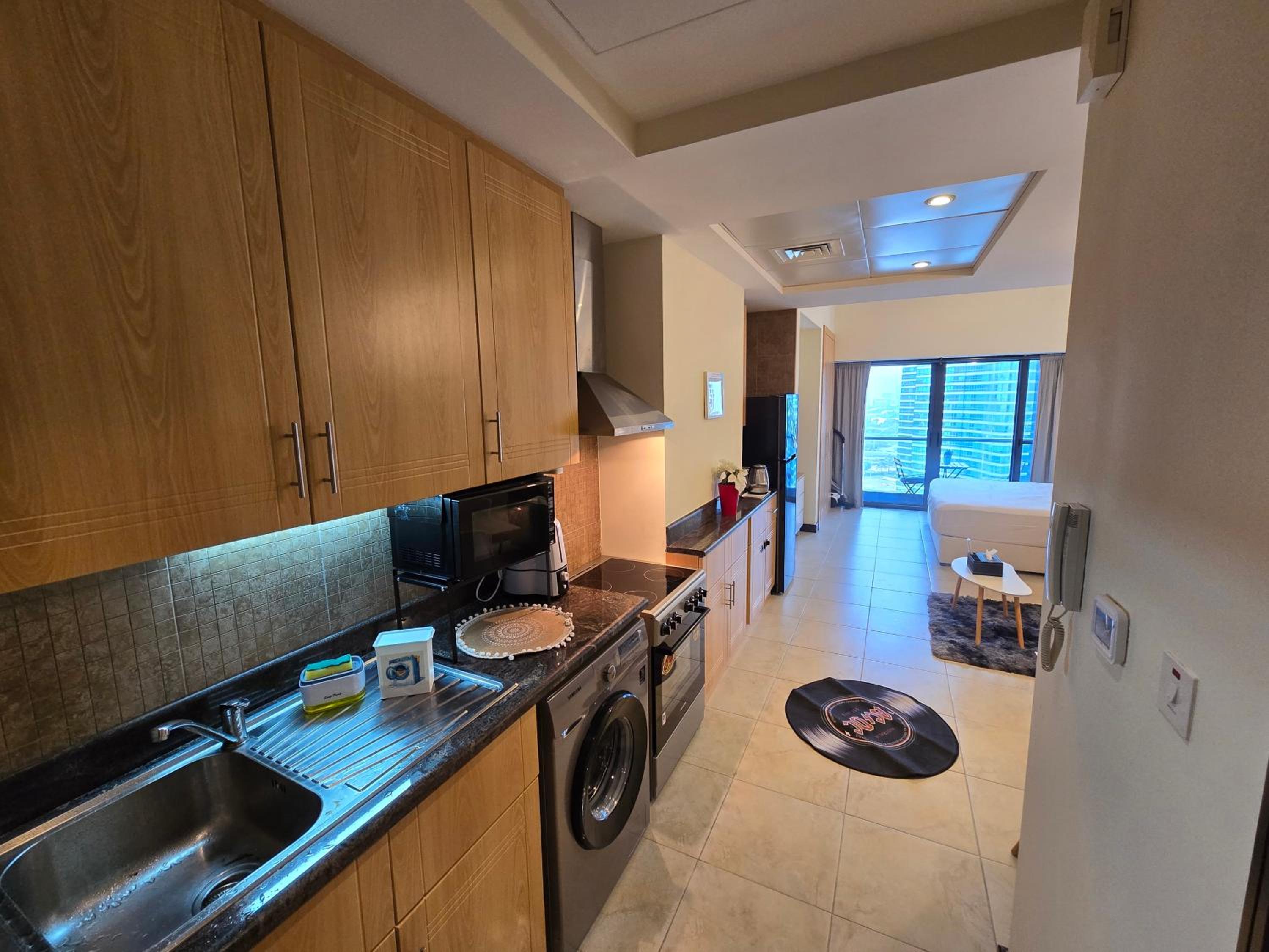 Studio Apartment with Balcony photo 3