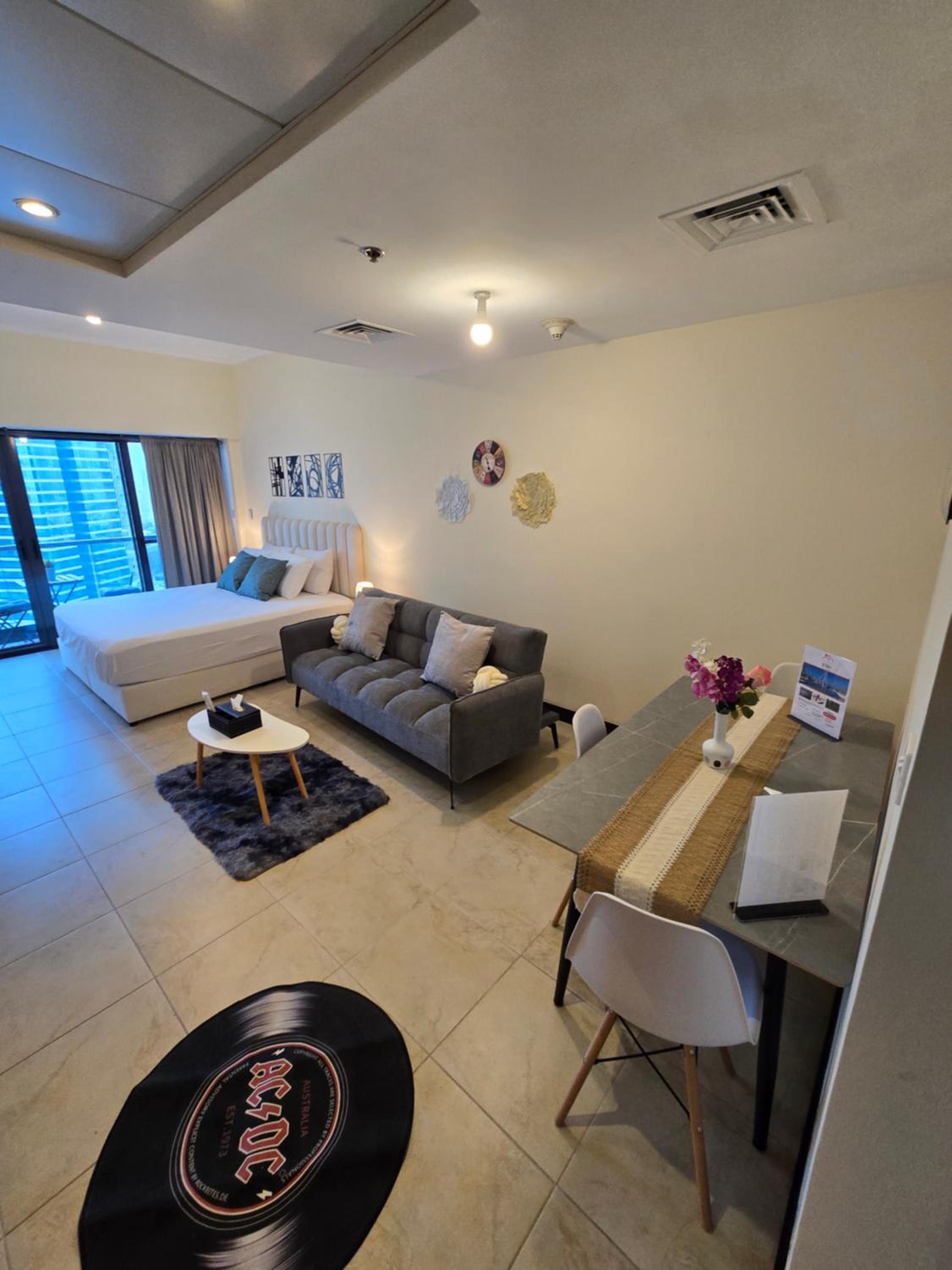 Studio Apartment with Balcony photo 1