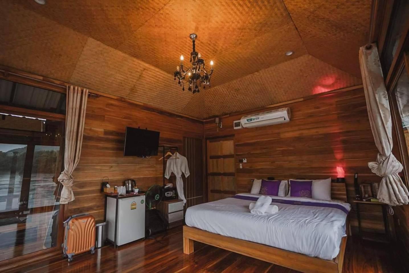 Suite with River View - Photo 7