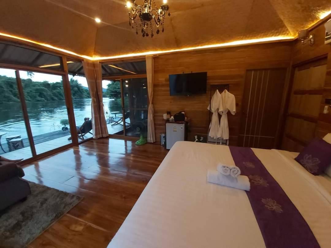 Suite with River View - Photo 8