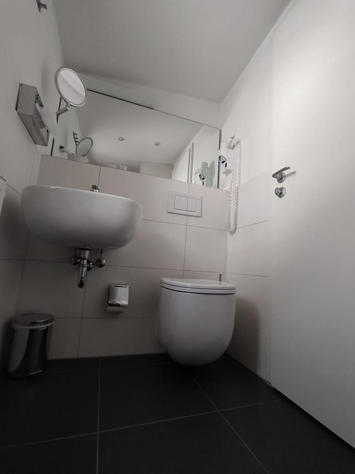 Budget Twin Room photo 2