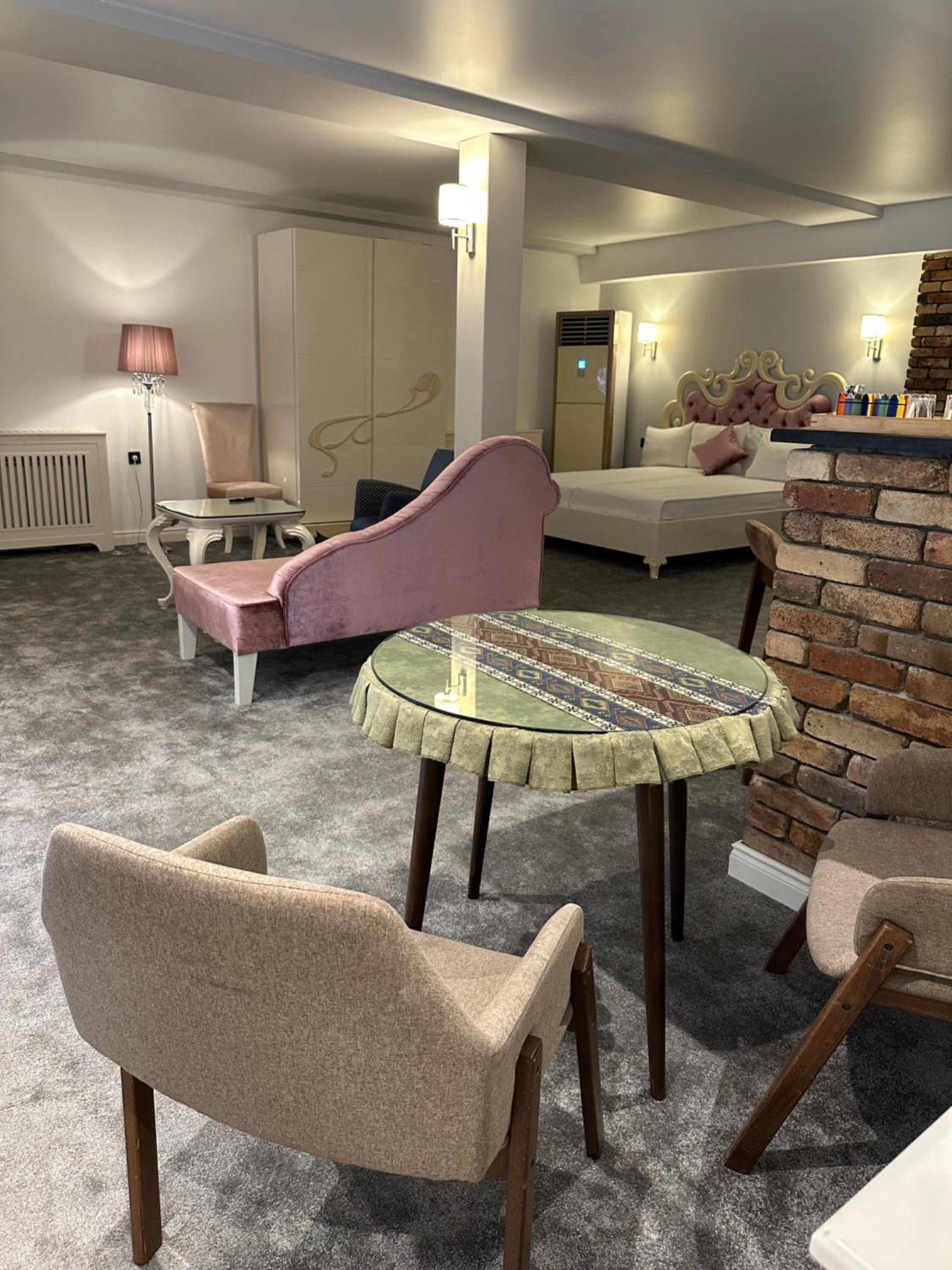 Deluxe King Suite photo 2